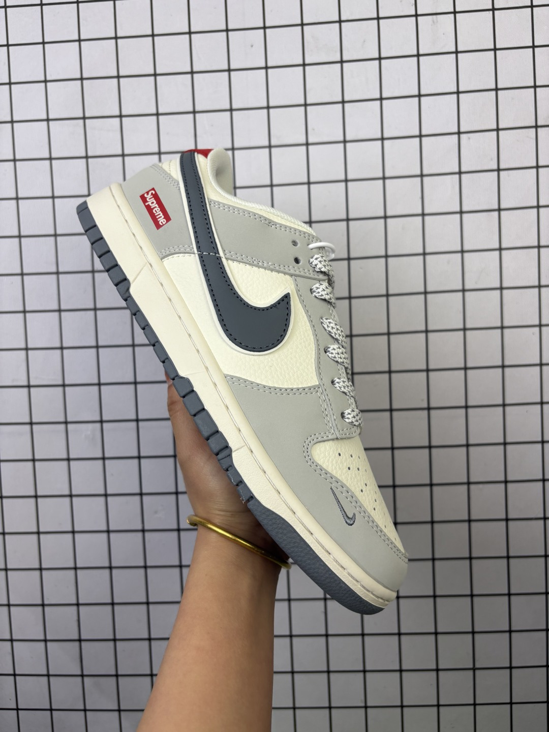 💰240
Nike/耐克 男女鞋真标半码制，全新更新数据窄楦翘头版型，采用荔枝纹牛剖革组合猪巴革鞋面材质，缜密拉帮中底布，鞋垫嵌EVA缓震物料及背胶，全新窄版翘头耐磨橡胶大底❗️创意定制联名配色,经典美系街头品牌-至高无上Supreme x Nike By You SB Dunk Low Retro SP扣篮系列低帮休闲运动滑板板鞋“ JP1628-029

类型：男女鞋
码数：36 36.5 37.5 38 38.5 39 40 40.5 41 42 42.5 43 44 45
编码：元