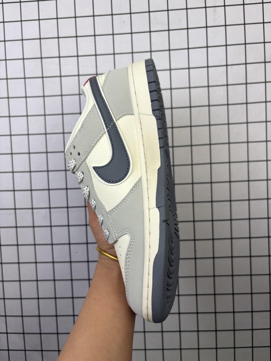 💰240
Nike/耐克 男女鞋真标半码制，全新更新数据窄楦翘头版型，采用荔枝纹牛剖革组合猪巴革鞋面材质，缜密拉帮中底布，鞋垫嵌EVA缓震物料及背胶，全新窄版翘头耐磨橡胶大底❗️创意定制联名配色,经典美系街头品牌-至高无上Supreme x Nike By You SB Dunk Low Retro SP扣篮系列低帮休闲运动滑板板鞋“ JP1628-029

类型：男女鞋
码数：36 36.5 37.5 38 38.5 39 40 40.5 41 42 42.5 43 44 45
编码：元