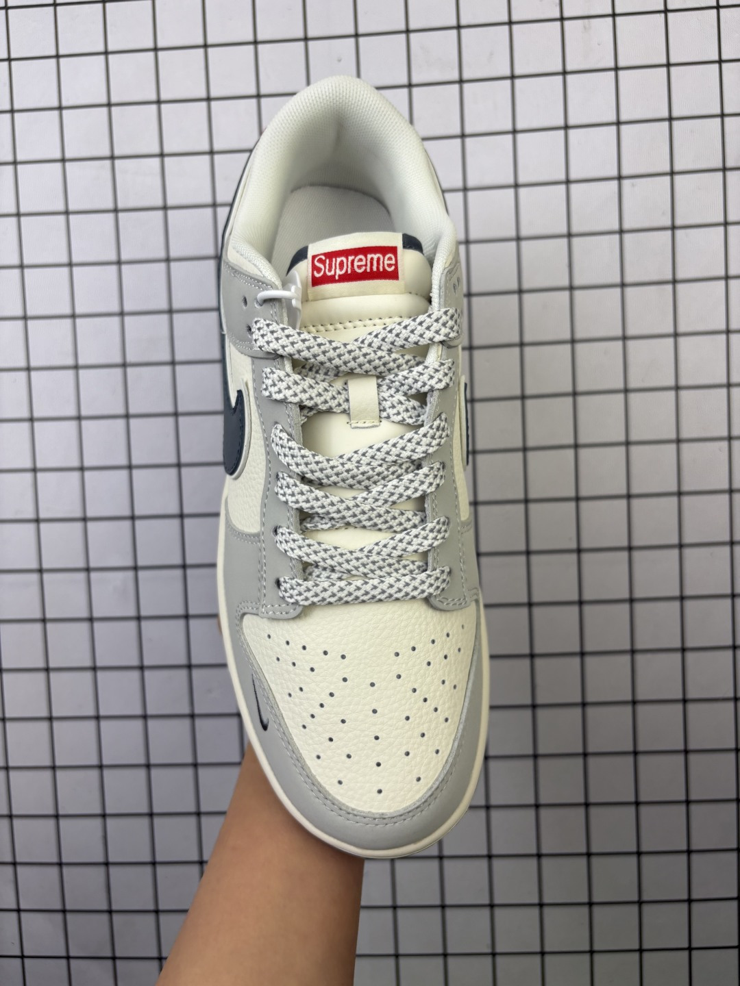 💰240
Nike/耐克 男女鞋真标半码制，全新更新数据窄楦翘头版型，采用荔枝纹牛剖革组合猪巴革鞋面材质，缜密拉帮中底布，鞋垫嵌EVA缓震物料及背胶，全新窄版翘头耐磨橡胶大底❗️创意定制联名配色,经典美系街头品牌-至高无上Supreme x Nike By You SB Dunk Low Retro SP扣篮系列低帮休闲运动滑板板鞋“ JP1628-029

类型：男女鞋
码数：36 36.5 37.5 38 38.5 39 40 40.5 41 42 42.5 43 44 45
编码：元