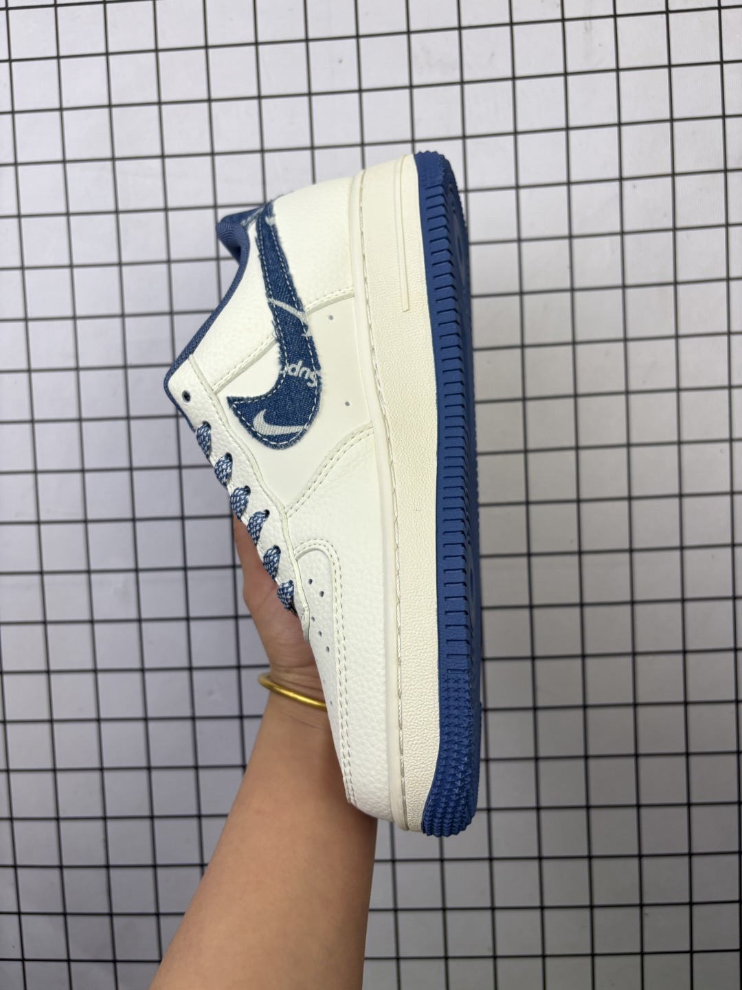 💰220
Nike/耐克 男女鞋真标半码制,全新2021版更新数据窄楦翘头版型,采用荔枝纹牛剖革组合提花牛仔帆布鞋面材质,大厂水平严控清洁度,缜密拉帮中底布,鞋垫嵌EVA缓震物料及背胶,全新窄版翘头耐磨橡胶大底❗️创意定制配色, Nike SB Dunk Low"Beige/Navy/LV Monogram"扣篮系列低帮休闲运动滑板板鞋“ QW5606-265
类型:男女鞋
码数:36 36.5 37.5 38 38.5 39 40 40.5 41 42 42.5 43 44 45
编码:元