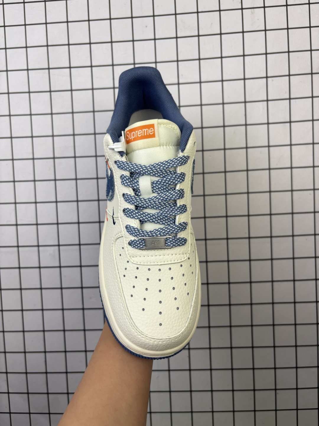 💰220
Nike/耐克 男女鞋真标半码制,全新2021版更新数据窄楦翘头版型,采用荔枝纹牛剖革组合提花牛仔帆布鞋面材质,大厂水平严控清洁度,缜密拉帮中底布,鞋垫嵌EVA缓震物料及背胶,全新窄版翘头耐磨橡胶大底❗️创意定制配色, Nike SB Dunk Low"Beige/Navy/LV Monogram"扣篮系列低帮休闲运动滑板板鞋“ QW5606-265
类型:男女鞋
码数:36 36.5 37.5 38 38.5 39 40 40.5 41 42 42.5 43 44 45
编码:元