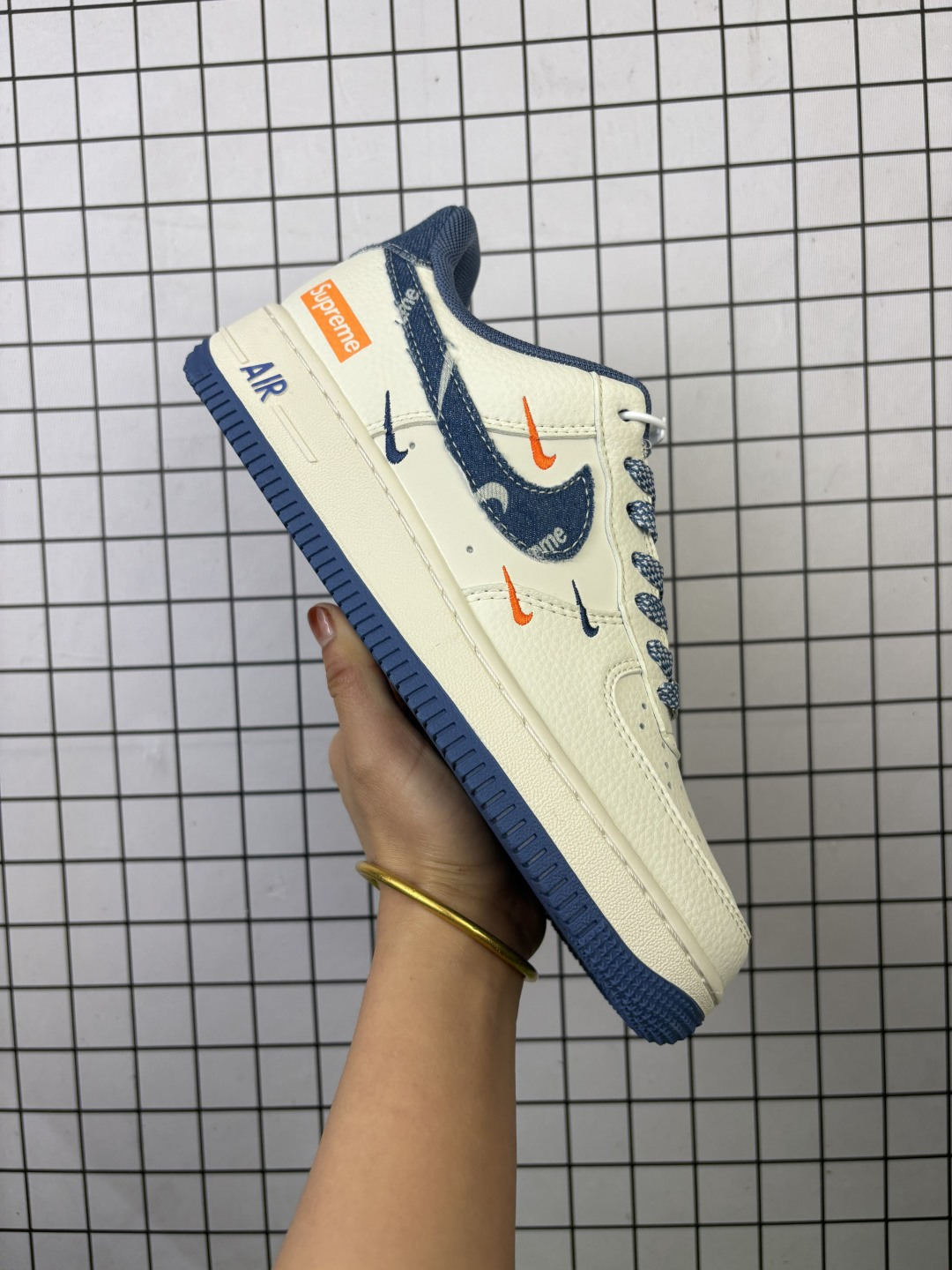 💰220
Nike/耐克 男女鞋真标半码制，全新2021版更新数据窄楦翘头版型，采用荔枝纹牛剖革组合提花牛仔帆布鞋面材质，大厂水平严控清洁度，缜密拉帮中底布，鞋垫嵌EVA缓震物料及背胶，全新窄版翘头耐磨橡胶大底❗️创意定制配色, Nike SB Dunk Low"Beige/Navy/LV Monogram"扣篮系列低帮休闲运动滑板板鞋“ QW5606-265

类型：男女鞋
码数：36 36.5 37.5 38 38.5 39 40 40.5 41 42 42.5 43 44 45
编码：元