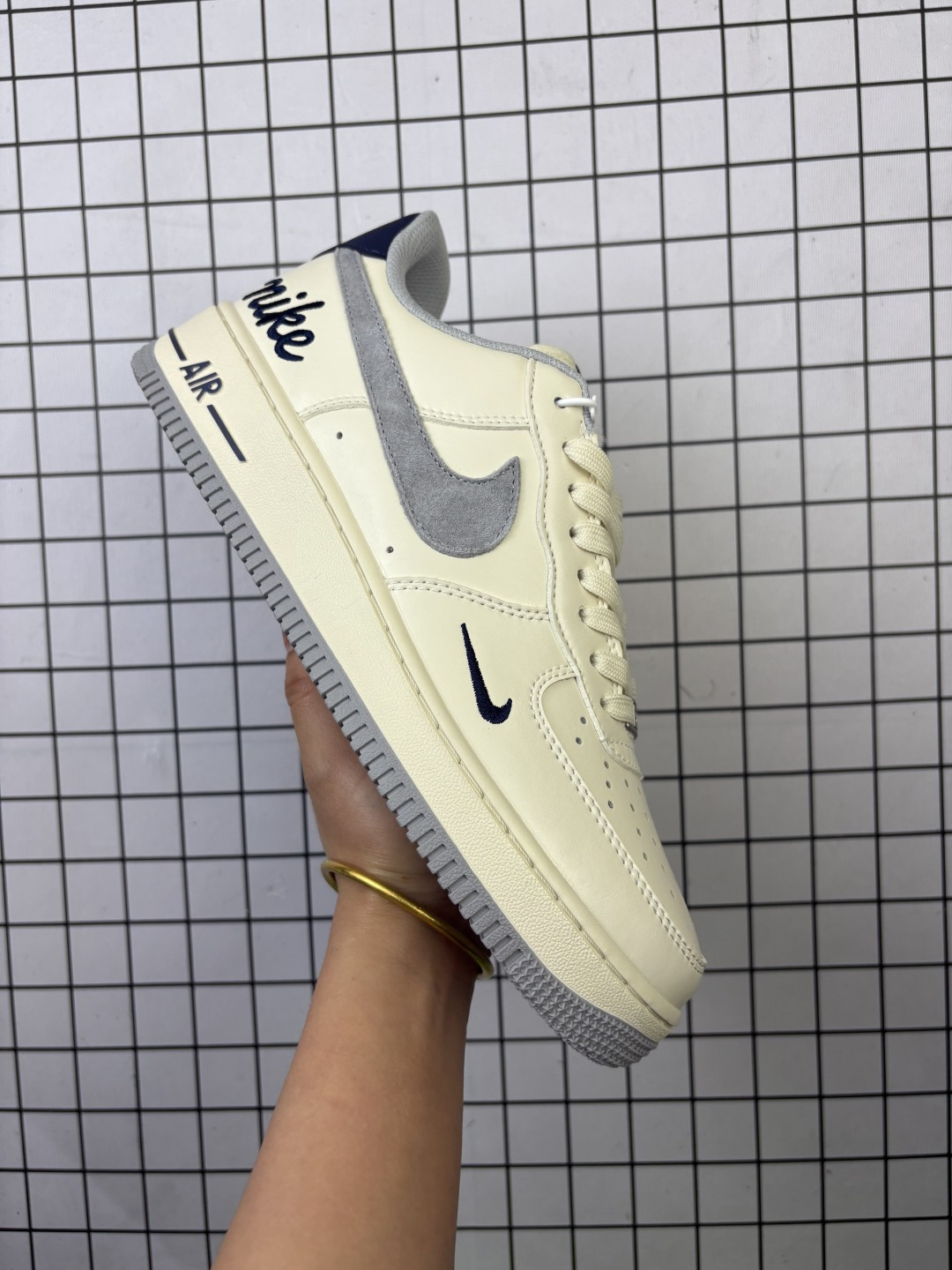 💰220
Nike/耐克 男女鞋真标半码制，全新2021版更新数据窄楦翘头版型，采用荔枝纹牛剖革组合提花牛仔帆布鞋面材质，大厂水平严控清洁度，缜密拉帮中底布，鞋垫嵌EVA缓震物料及背胶，全新窄版翘头耐磨橡胶大底❗️创意定制配色, Nike SB Dunk Low"Beige/Navy/LV Monogram"扣篮系列低帮休闲运动滑板板鞋“ QW5606-265

类型：男女鞋
码数：36 36.5 37.5 38 38.5 39 40 40.5 41 42 42.5 43 44 45
编码：元