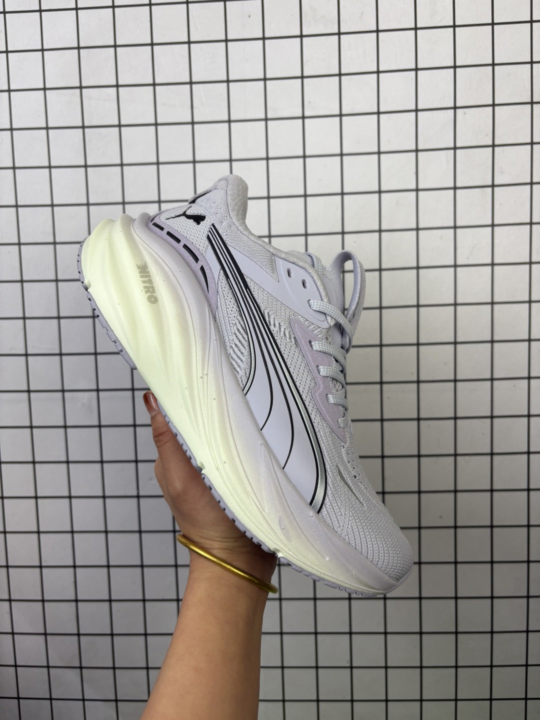 纯原✅PUMA Deviate NITRO 3 彪马 缓震训练跑鞋透气 舒适防滑耐磨 低帮 休闲跑步鞋 大底采用的是PUMA的大底PUMAGRIP 在任何条件下都能提供出色的控制力和抓地力 工程网眼的鞋面 舒适贴脚 鞋面上部使用大网眼设计增加透气性 半角撑鞋舌并使用小面积的泡棉 除了鞋舌上的泡棉之外 鞋跟和脚踝周围也有相当多的泡棉 这提高了鞋子的舒适性 锁定性和脚跟的安全性 货号:311047-07 编码老男H