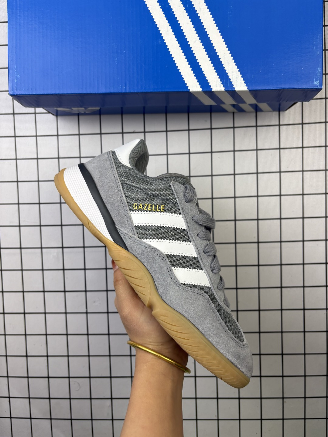 🈴💰140
Adidas Originals Gazelle Sala - Men's 阿迪达斯 运动跑步鞋 Adidas Gazelle鞋款的复古魅力与新配色系列运动板鞋 德训鞋,时至今日,adidas Originals Gazelle鞋款依旧保持着其经典的外观设计,同时其鞋面所采用的材质也赋予了它 出色的质感。正因如此,这款鞋已经成为了众多追求潮流、热爱生活的人们日常穿搭中不可或缺的一部分。鞋面则选用质感上乘的皮革与网面织物材质,打造出既时尚又耐穿的穿着体验。搭配上经典的三条纹装饰,不仅彰显出独特的个性,更流露出一种充满活力的气息。鞋侧身以标志性的三线Logo为亮点,侧边烫金GAZELLE字样与三片叶logo则进一步增添了细节的精致感。 橡胶鞋底,防滑耐磨。流畅的版型,使鞋头和鞋尾圆润饱满,材质和色彩的统一及过渡,营造出视觉亮点,可以轻松打造复古英伦范儿,出街及运动风格。
货号: JR3839
码数36-45
编码旭