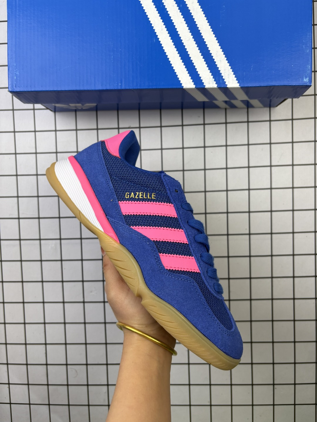 🈴💰140
Adidas Originals Gazelle Sala - Men's 阿迪达斯 运动跑步鞋 Adidas Gazelle鞋款的复古魅力与新配色系列运动板鞋 德训鞋,时至今日,adidas Originals Gazelle鞋款依旧保持着其经典的外观设计,同时其鞋面所采用的材质也赋予了它 出色的质感。正因如此,这款鞋已经成为了众多追求潮流、热爱生活的人们日常穿搭中不可或缺的一部分。鞋面则选用质感上乘的皮革与网面织物材质,打造出既时尚又耐穿的穿着体验。搭配上经典的三条纹装饰,不仅彰显出独特的个性,更流露出一种充满活力的气息。鞋侧身以标志性的三线Logo为亮点,侧边烫金GAZELLE字样与三片叶logo则进一步增添了细节的精致感。 橡胶鞋底,防滑耐磨。流畅的版型,使鞋头和鞋尾圆润饱满,材质和色彩的统一及过渡,营造出视觉亮点,可以轻松打造复古英伦范儿,出街及运动风格。
货号: JR3839
码数36-45
编码旭