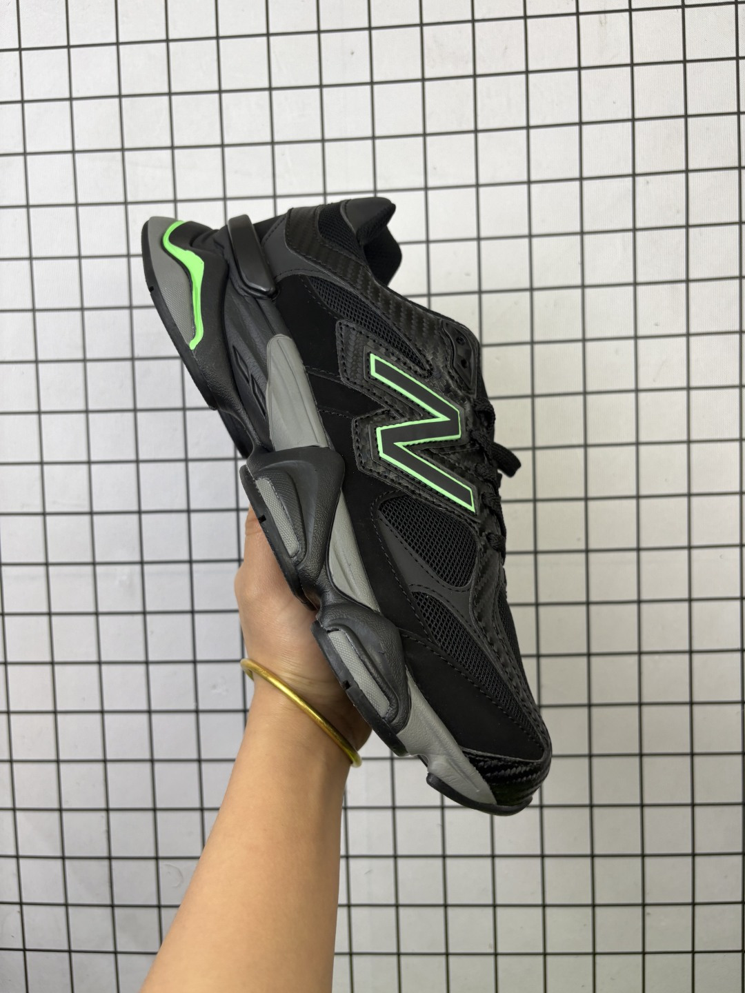 💰170
公司级✅New Balance 9060系列 新百伦 复古休闲运动慢跑鞋
鞋面大身由空间双格及磨砂鞋面拼接而生
采用大面积网眼以及麂皮材质覆盖鞋身 还原经典气质 搭载ABZORB避震科技 由泡沫聚酯制成 上脚可以有效减少由鞋底反弹对身体及双腿的冲击力
货号:U9060JBL
Size:36 37 37.5 38 38.5 39.5 40 40.5 41.5 42 42.5 43 44 45
编码117