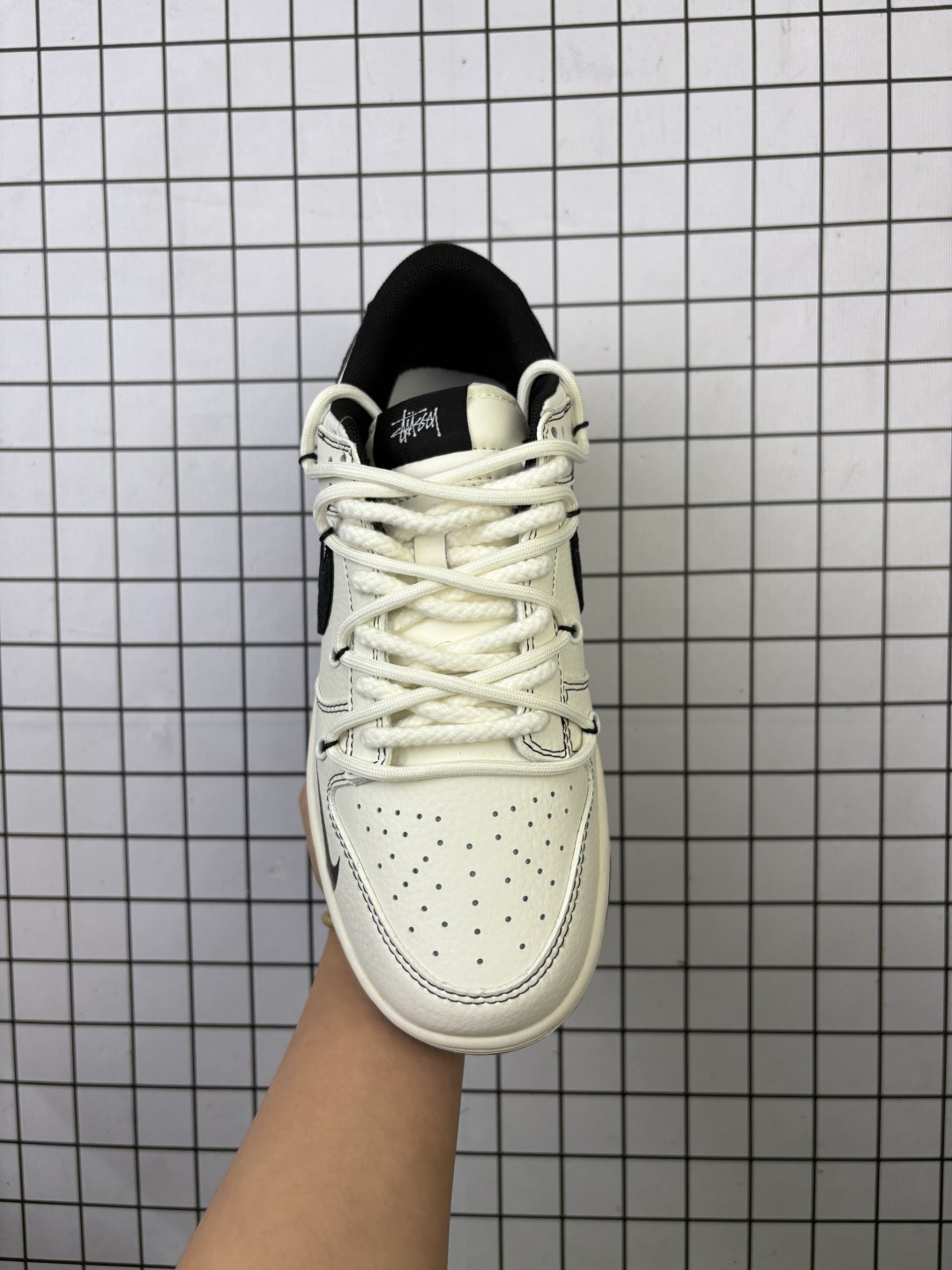 💰170
NIKE DUNK SB LOW 全新配色  supreme联名
定制Dunk SB顾名思义，具有经典的Dunk血缘，又注入了更多的时尚元素。相较于普通的Dunk滑板鞋，改良版的Dunk SB加厚了鞋舌的填充，使舒适性大大提升，同时也更方便穿脱；中底部分则加入了脚感柔软舒适Zoom Air气垫，有效吸收滑板等极限运动在落地时带来的冲击力，为街头运动者们提供更好的保护  
货号：YX5066 277
尺码：36 36.5 37.5 38 38.5 39 40 40.5 41 42 42.5 43 44 45
编码577