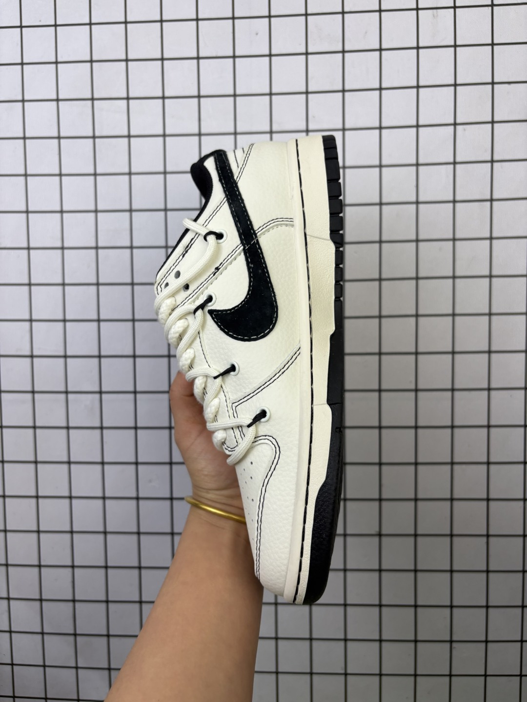 💰170
NIKE DUNK SB LOW 全新配色  supreme联名
定制Dunk SB顾名思义，具有经典的Dunk血缘，又注入了更多的时尚元素。相较于普通的Dunk滑板鞋，改良版的Dunk SB加厚了鞋舌的填充，使舒适性大大提升，同时也更方便穿脱；中底部分则加入了脚感柔软舒适Zoom Air气垫，有效吸收滑板等极限运动在落地时带来的冲击力，为街头运动者们提供更好的保护  
货号：YX5066 277
尺码：36 36.5 37.5 38 38.5 39 40 40.5 41 42 42.5 43 44 45
编码577