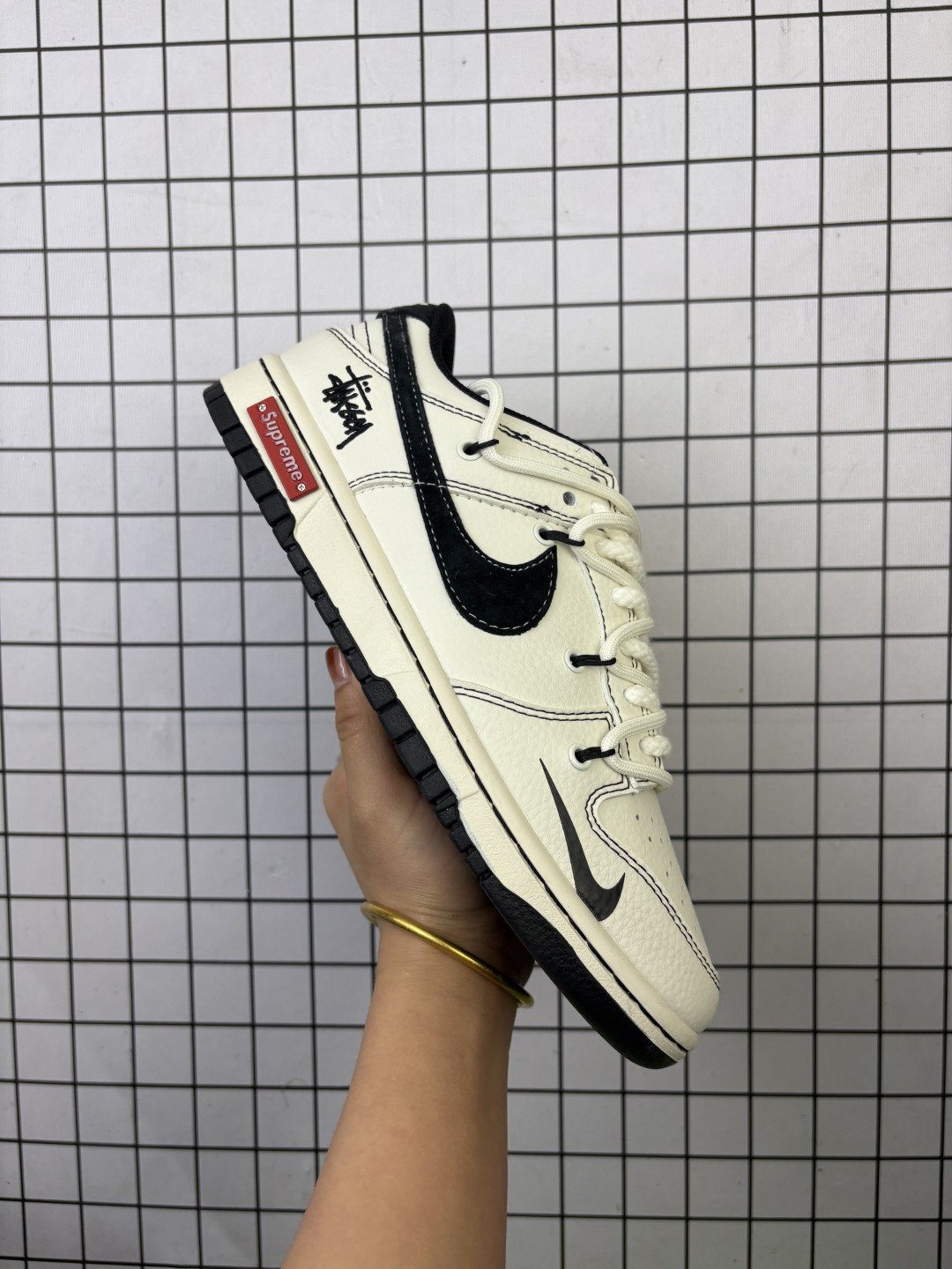💰170
NIKE DUNK SB LOW 全新配色  supreme联名
定制Dunk SB顾名思义，具有经典的Dunk血缘，又注入了更多的时尚元素。相较于普通的Dunk滑板鞋，改良版的Dunk SB加厚了鞋舌的填充，使舒适性大大提升，同时也更方便穿脱；中底部分则加入了脚感柔软舒适Zoom Air气垫，有效吸收滑板等极限运动在落地时带来的冲击力，为街头运动者们提供更好的保护  
货号：YX5066 277
尺码：36 36.5 37.5 38 38.5 39 40 40.5 41 42 42.5 43 44 45
编码577