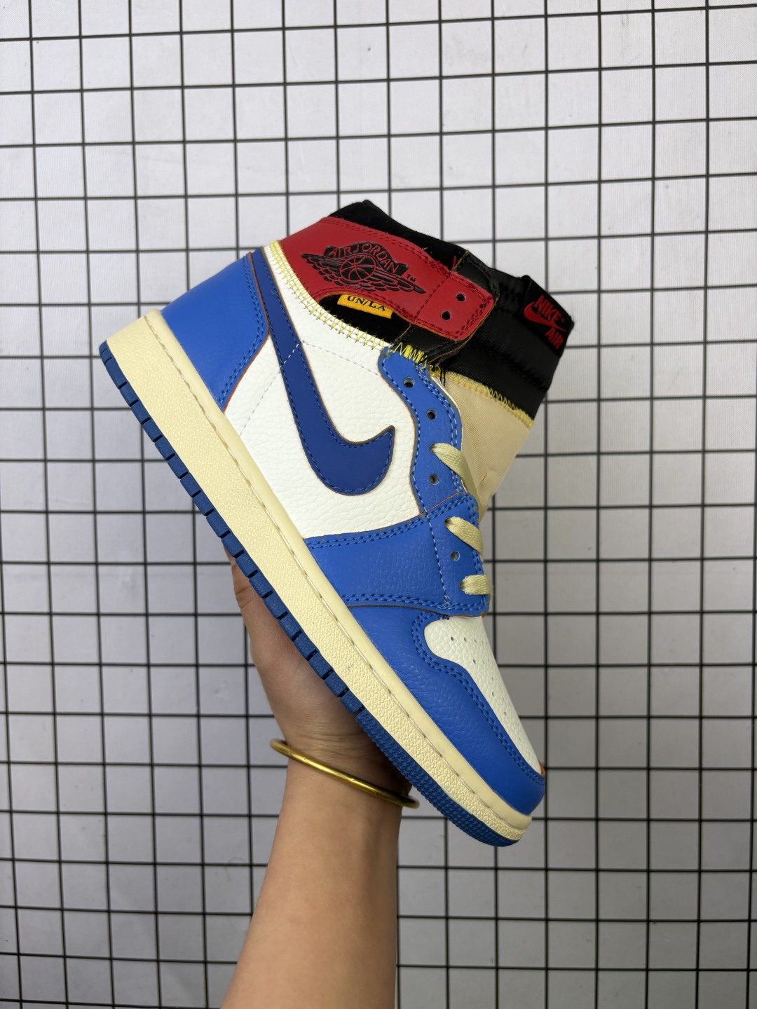 🈴💰100
耐克 Union x Air Jordan 1 Retro High PK NRG 高帮aj1 乔丹一代经典复古运动篮球板鞋 洛杉矶品牌Union与Jordan合作推出的AJ1联名版本 近日洛杉矶时尚名所UNION LA与Jordan Brand联手为我们带来了UNION LA x Air Jordan 1 High 鞋款 鞋款采用解构、撞色以和补丁图案点缀的设计 鞋面结合了“暴风蓝”配色与“禁穿”配色 黑色星期五PK。

货号:  BV1300-146
尺码:  36 37.5 38 39 40 41 42 43 44 45
编码: 093