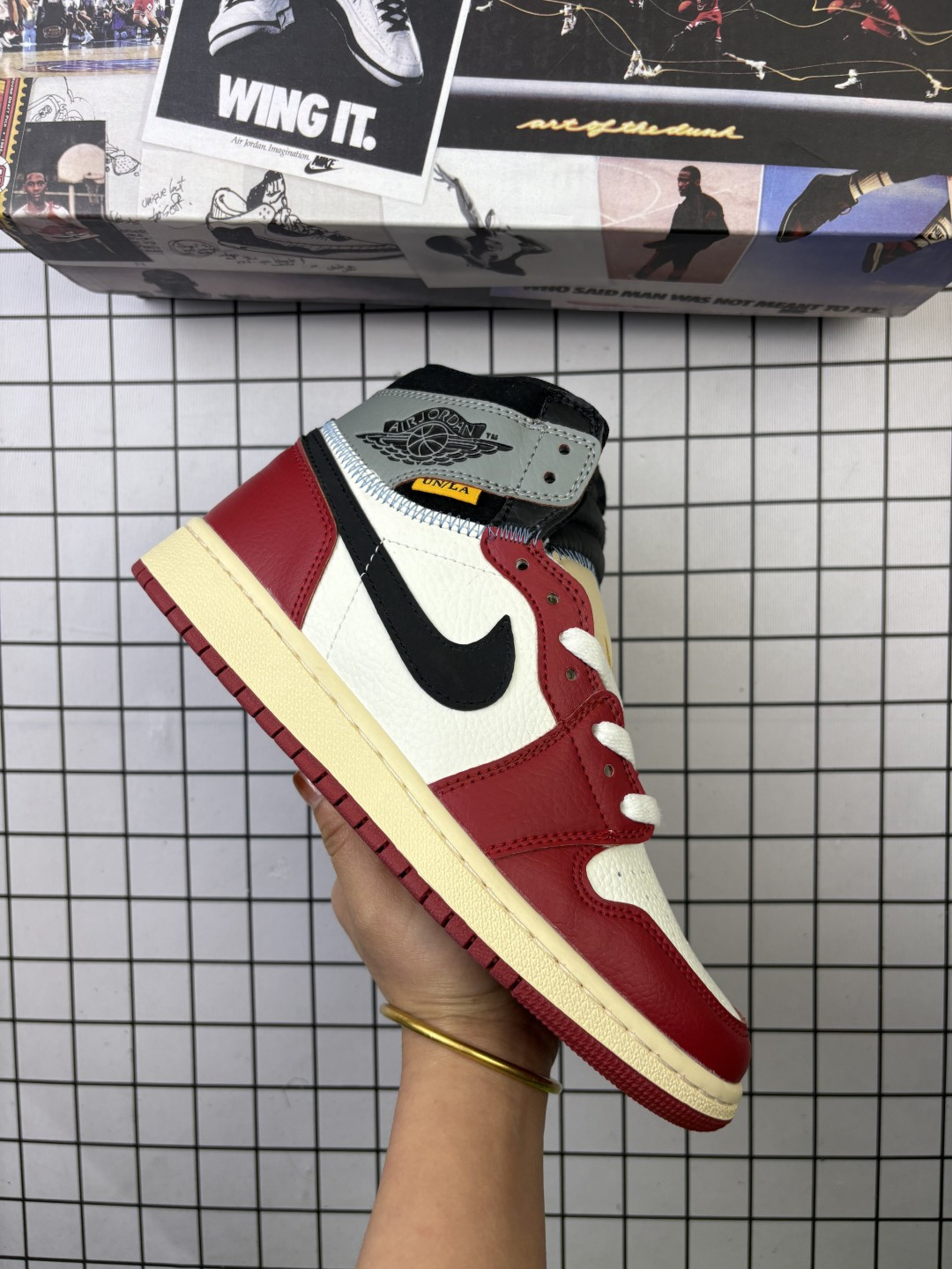 🈴💰100
耐克 Union x Air Jordan 1 Retro High PK NRG 高帮aj1 乔丹一代经典复古运动篮球板鞋 洛杉矶品牌Union与Jordan合作推出的AJ1联名版本 近日洛杉矶时尚名所UNION LA与Jordan Brand联手为我们带来了UNION LA x Air Jordan 1 High 鞋款 鞋款采用解构、撞色以和补丁图案点缀的设计 鞋面结合了“暴风蓝”配色与“禁穿”配色 黑色星期五PK。

货号:  BV1300-146
尺码:  36 37.5 38 39 40 41 42 43 44 45
编码: 093