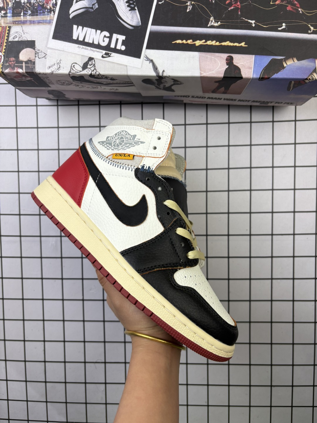 🈴💰100
耐克 Union x Air Jordan 1 Retro High PK NRG 高帮aj1 乔丹一代经典复古运动篮球板鞋 洛杉矶品牌Union与Jordan合作推出的AJ1联名版本 近日洛杉矶时尚名所UNION LA与Jordan Brand联手为我们带来了UNION LA x Air Jordan 1 High 鞋款 鞋款采用解构、撞色以和补丁图案点缀的设计 鞋面结合了“暴风蓝”配色与“禁穿”配色 黑色星期五PK。

货号:  BV1300-146
尺码:  36 37.5 38 39 40 41 42 43 44 45
编码: 093