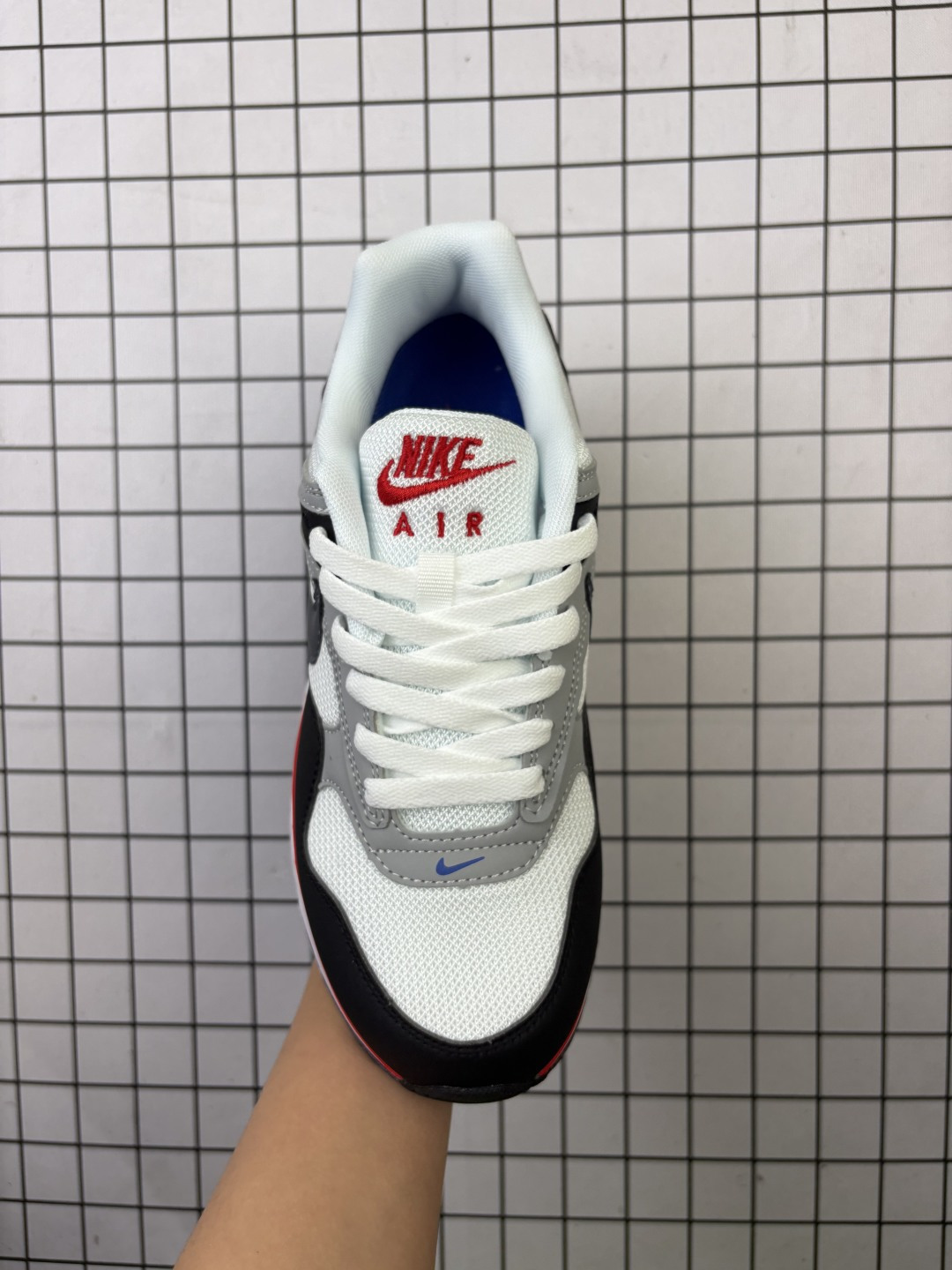 耐克Air Max Correlate 男女子气垫缓震耐磨运动鞋时尚潮流休闲透气跑步鞋 选用网眼鞋面,脚感舒适透气.鞋舌、鞋侧及后跟处饰有品牌标识,简约大气又时尚.采用经典系带开合方式,可自由调节松紧度.泡棉中底搭载Max Air气垫,具有良好的回弹性及缓震性能.橡胶外底可防滑耐磨,提升抓地力. 透气鞋面搭配耐穿覆面,带来复古风格外观 Max Air 缓震设计,打造轻盈灵敏的响应性能 橡胶华夫格外底,铸就出众抓地力 柔软的泡棉中底,轻盈缓震 货号:511416-011 编码:699