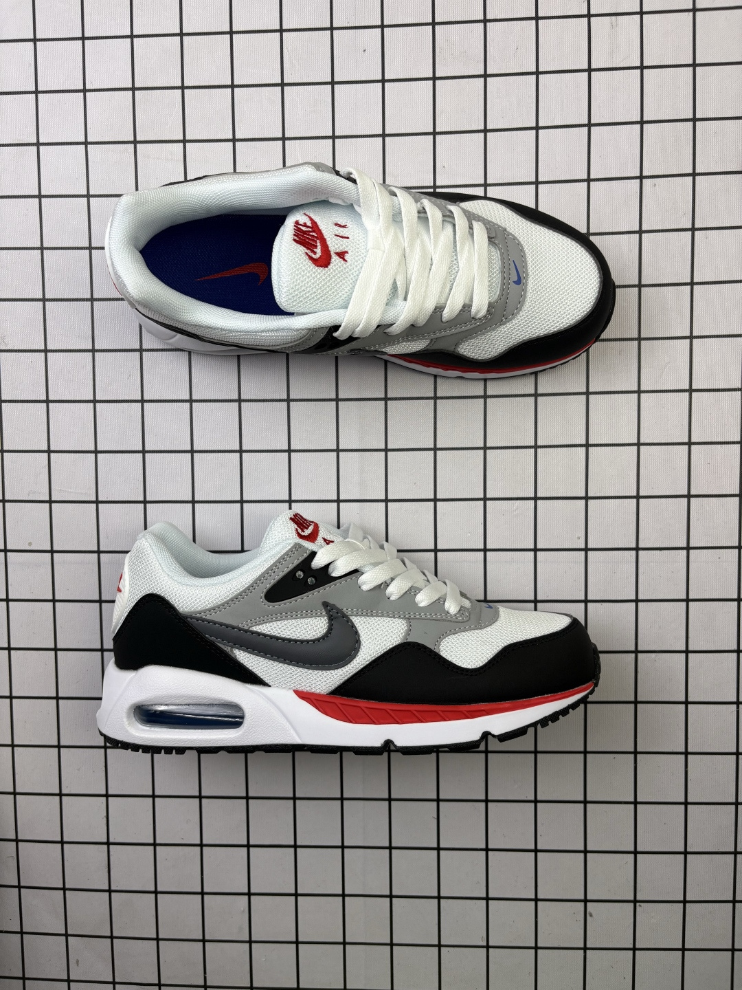 耐克Air Max Correlate 男女子气垫缓震耐磨运动鞋时尚潮流休闲透气跑步鞋 选用网眼鞋面,脚感舒适透气.鞋舌、鞋侧及后跟处饰有品牌标识,简约大气又时尚.采用经典系带开合方式,可自由调节松紧度.泡棉中底搭载Max Air气垫,具有良好的回弹性及缓震性能.橡胶外底可防滑耐磨,提升抓地力. 透气鞋面搭配耐穿覆面,带来复古风格外观 Max Air 缓震设计,打造轻盈灵敏的响应性能 橡胶华夫格外底,铸就出众抓地力 柔软的泡棉中底,轻盈缓震 货号:511416-011 编码:699