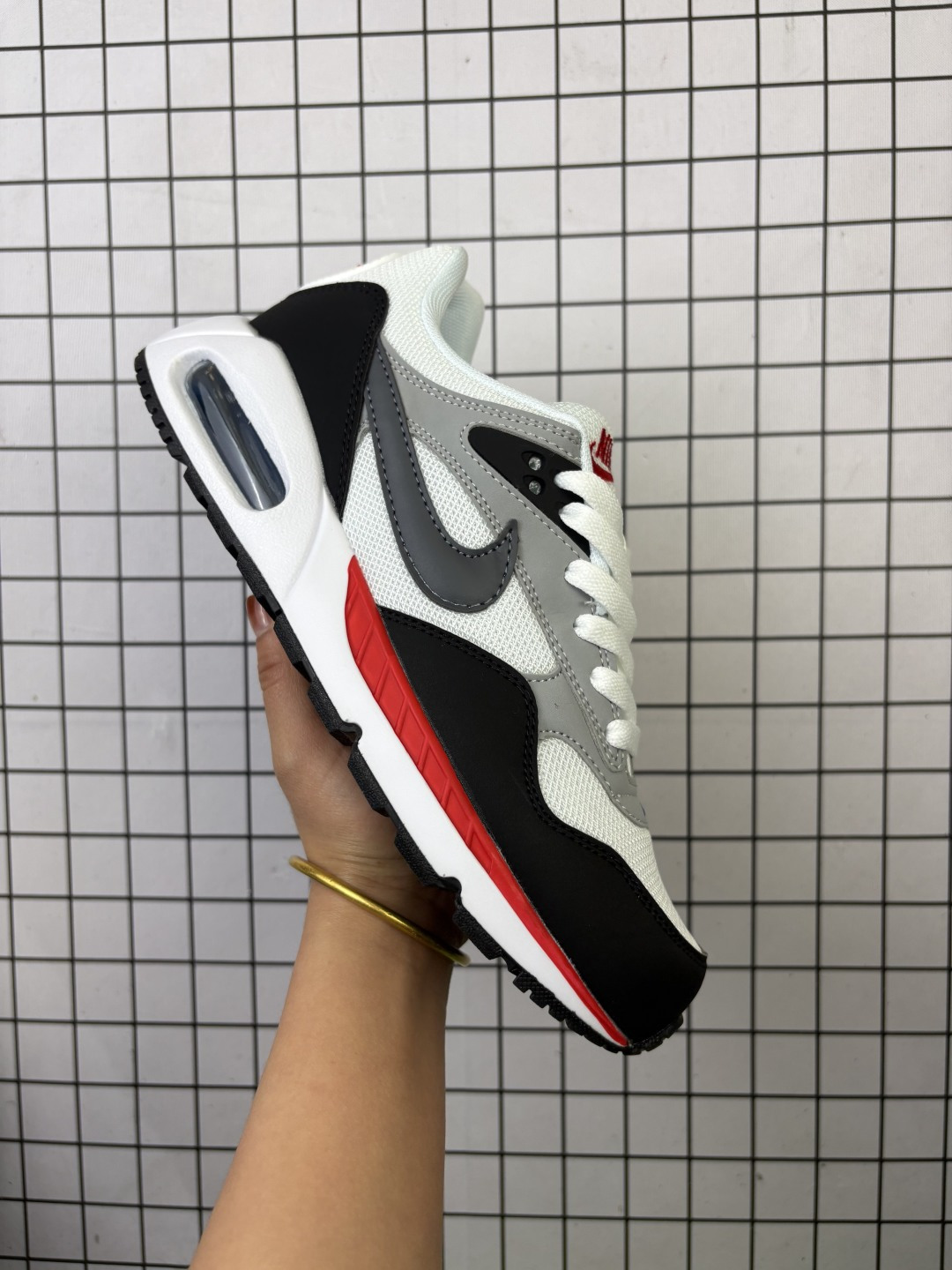 💰120 ✅耐克Air Max Correlate 男女子气垫缓震耐磨运动鞋时尚潮流休闲透气跑步鞋 选用网眼鞋面，脚感舒适透气。鞋舌、鞋侧及后跟处饰有品牌标识，简约大气又时尚。采用经典系带开合方式，可自由调节松紧度。泡棉中底搭载Max Air气垫，具有良好的回弹性及缓震性能。橡胶外底可防滑耐磨，提升抓地力。 透气鞋面搭配耐穿覆面，带来复古风格外观 Max Air 缓震设计，打造轻盈灵敏的响应性能 橡胶华夫格外底，铸就出众抓地力 柔软的泡棉中底，轻盈缓震 货号:511416-011 编码:699 36-45