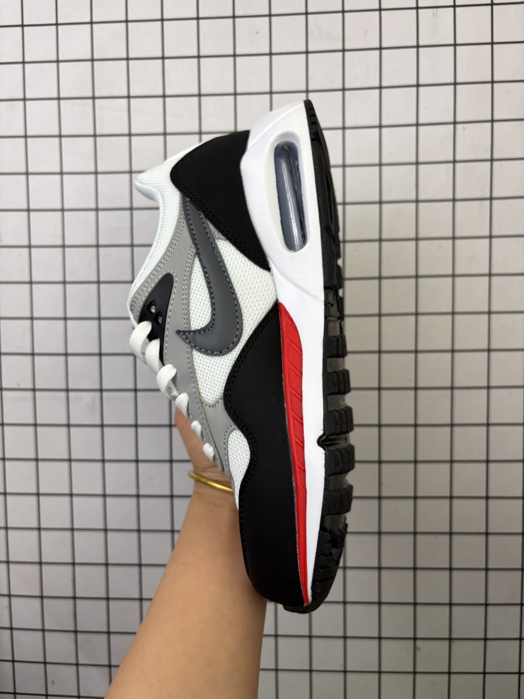 耐克Air Max Correlate 男女子气垫缓震耐磨运动鞋时尚潮流休闲透气跑步鞋 选用网眼鞋面,脚感舒适透气.鞋舌、鞋侧及后跟处饰有品牌标识,简约大气又时尚.采用经典系带开合方式,可自由调节松紧度.泡棉中底搭载Max Air气垫,具有良好的回弹性及缓震性能.橡胶外底可防滑耐磨,提升抓地力. 透气鞋面搭配耐穿覆面,带来复古风格外观 Max Air 缓震设计,打造轻盈灵敏的响应性能 橡胶华夫格外底,铸就出众抓地力 柔软的泡棉中底,轻盈缓震 货号:511416-011 编码:699