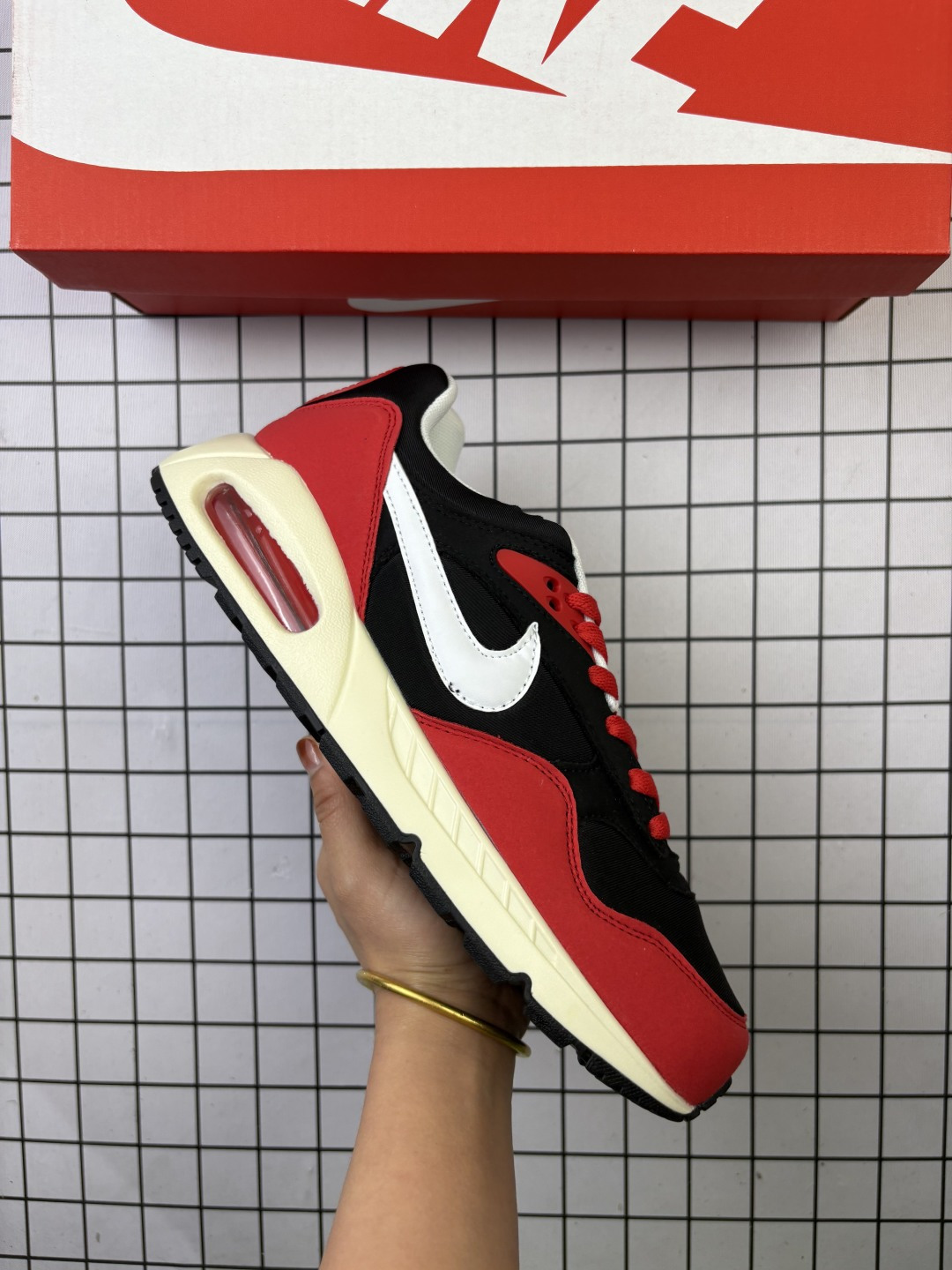 🈴💰120 ✅耐克Air Max Correlate 男女子气垫缓震耐磨运动鞋时尚潮流休闲透气跑步鞋 选用网眼鞋面，脚感舒适透气。鞋舌、鞋侧及后跟处饰有品牌标识，简约大气又时尚。采用经典系带开合方式，可自由调节松紧度。泡棉中底搭载Max Air气垫，具有良好的回弹性及缓震性能。橡胶外底可防滑耐磨，提升抓地力。 透气鞋面搭配耐穿覆面，带来复古风格外观 Max Air 缓震设计，打造轻盈灵敏的响应性能 橡胶华夫格外底，铸就出众抓地力 柔软的泡棉中底，轻盈缓震 货号:511416-011 编码:699 36-45