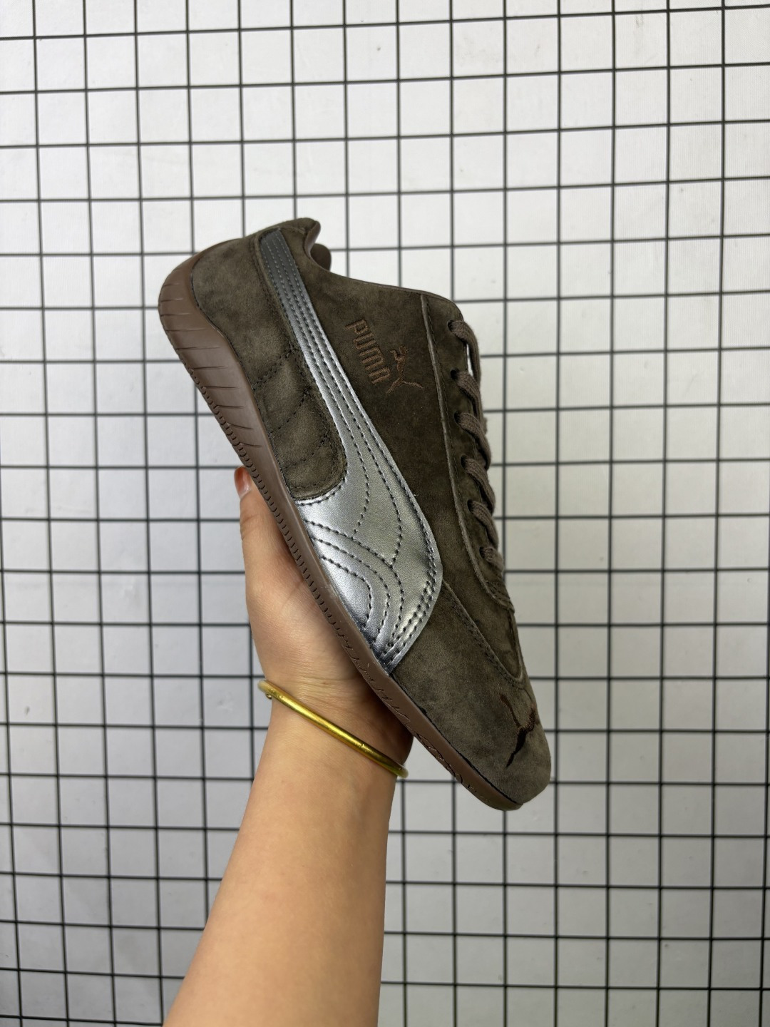 💰100 
Puma Slipstream Lolaces
彪马罗马阿莫尔系列 复古运动休闲赛车跑鞋 
全球知名运动品牌PUMA宝马赛车系列
融合了宝马车队的标志性配色
以趣味十足又前卫复古的设计引领潮流
将赛道精神融入街头时尚 开启前卫竞速之旅
主打前卫复古风 Roma鞋款的鞋侧以复古的流线造型 
缀以宝马经典Logo 巧妙吸睛
而Speedcat鞋款以亮眼三色条纹元素缀以舒适鞋面
赋予了独特的个性美学 演绎赛车的无尽能量
官方货号：406828 012
尺码: 35.5 36 36.5 37.5 38 38.5 39 40 40.5 41 42 42.5 43 44 45
编码688