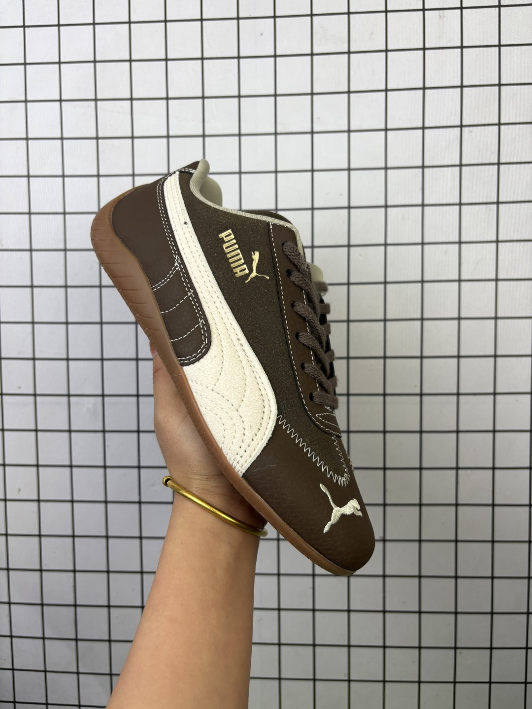 💰100 
Puma Slipstream Lolaces
彪马罗马阿莫尔系列 复古运动休闲赛车跑鞋 
全球知名运动品牌PUMA宝马赛车系列
融合了宝马车队的标志性配色
以趣味十足又前卫复古的设计引领潮流
将赛道精神融入街头时尚 开启前卫竞速之旅
主打前卫复古风 Roma鞋款的鞋侧以复古的流线造型 
缀以宝马经典Logo 巧妙吸睛
而Speedcat鞋款以亮眼三色条纹元素缀以舒适鞋面
赋予了独特的个性美学 演绎赛车的无尽能量
官方货号：406828 012
尺码: 35.5 36 36.5 37.5 38 38.5 39 40 40.5 41 42 42.5 43 44 45
编码688