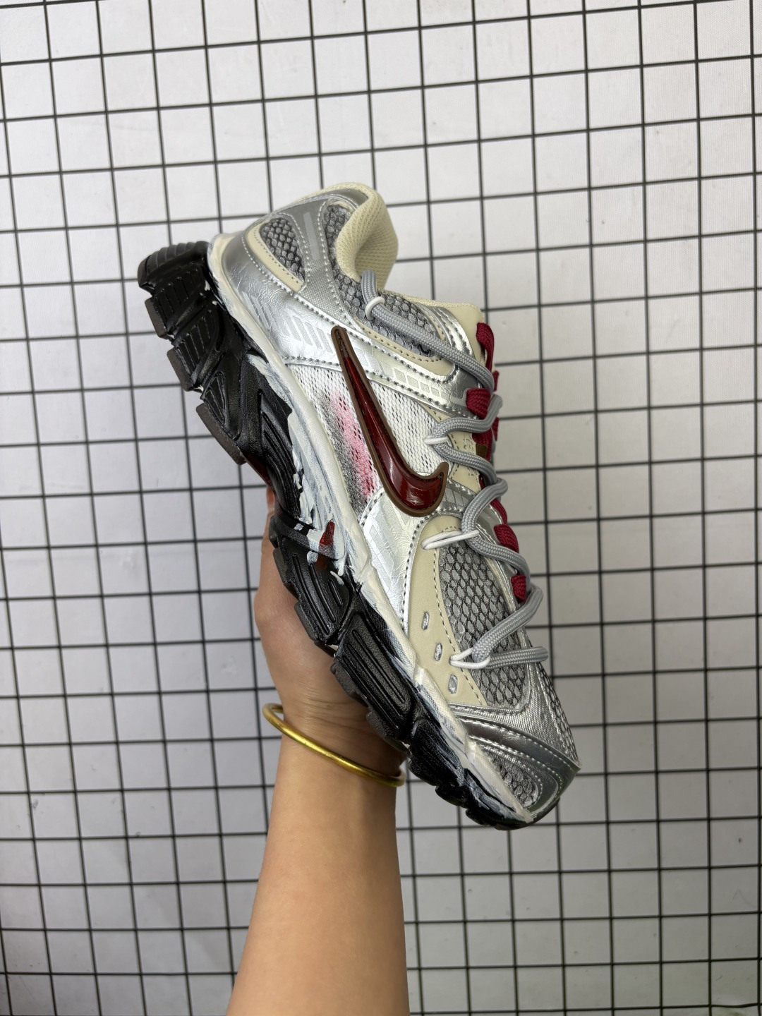 公司级 Nike V5 RNR 耐克 舒适百搭防滑耐磨 低帮休闲鞋 鞋面是大网孔设计 透气性超强 夏天穿完全不会闷脚 特别适合现在这种天气 中底是泡棉材质 脚感特别舒适 走一天脚都不会累 而且这双鞋一年四季都能穿 无论是日常休闲 慢跑还是通勤 都能轻松驾驭 货号:HJ5228-007.H07901 102 半 编码698