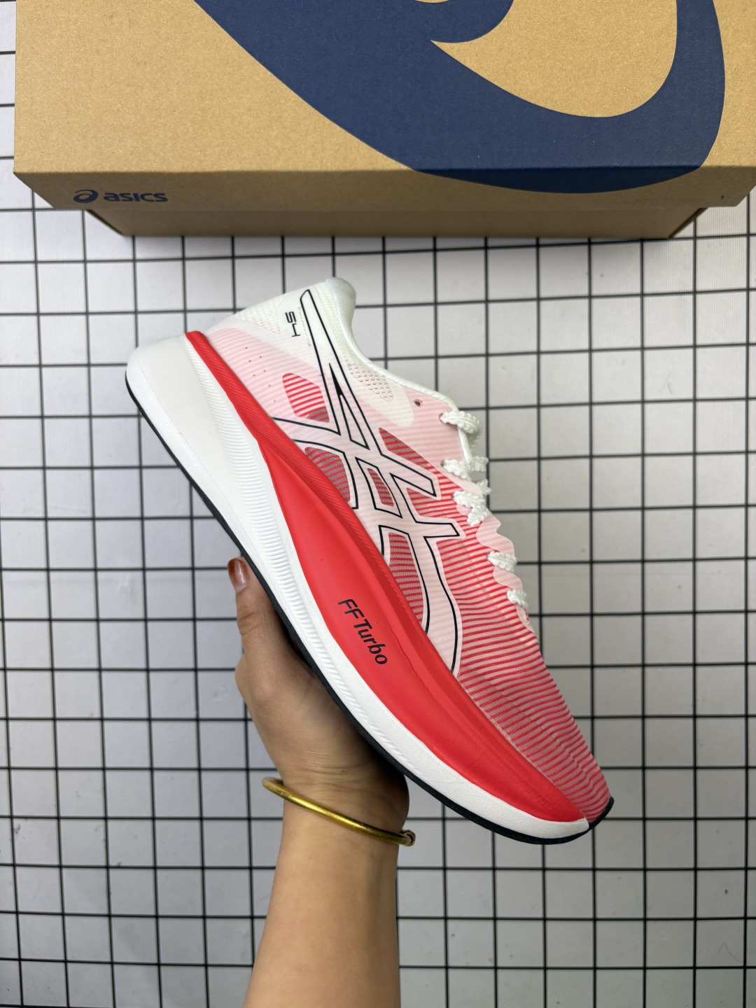 公司级✅Asics S4 亚瑟士全新跑鞋舒适减震透气 低帮跑步鞋 ASICS S4是一款日本国内限定的跑鞋,适 合全马4小时完赛跑者使用.鞋子采用碳板技术,具 有优越的推进力和稳定性,外底使用ASICS GRIP技 术,具有良好的抓地力.鞋面采用Mono紗加織材 质,具有良好的包裹感和透气性.鞋底耐磨性较 好,但鞋重较重. 货号:1013A129-600 编码698