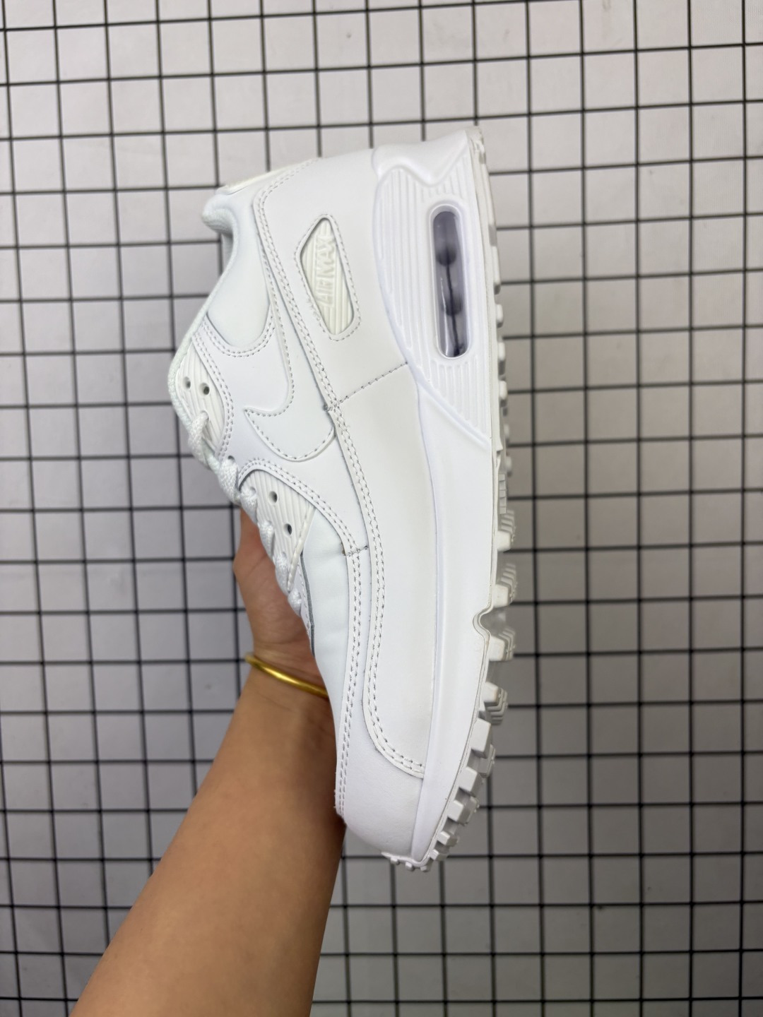 💰120 NIKE耐克运动鞋 Air max 90 健身运动跑鞋休闲鞋 复古风十足!Air Max 90 作为 Nike 旗下最经典的鞋型之一,凭借着百搭的造型,获得众多鞋迷们的喜爱。鞋面采用皮革、网眼布和麂皮材质打造,带来不俗质感的同时还有一定的透气性。最后开窗式 Air Max 气垫收尾,完善整双鞋设计。nike air max 90类鞋子 鞋后跟较高,减震效果出奇的好(鞋跟处有气垫)由于后跟高于前跟,便于跑步。鞋底采用华夫格橡胶底,抓地力确实强悍。气垫的吸震效果极佳,响应也很棒,再加上非常耐用。Nikeairmax90的鞋可以用来跑步,原本就是复古跑步鞋。运动时也耐穿的,这款鞋子够结实。 货号:FN8005 编码704 Size:36~45