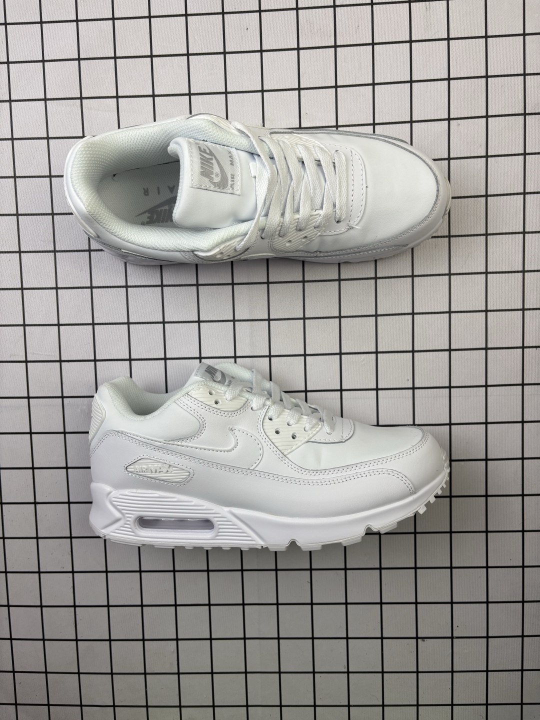 💰120 NIKE耐克运动鞋 Air max 90 健身运动跑鞋休闲鞋 复古风十足!Air Max 90 作为 Nike 旗下最经典的鞋型之一,凭借着百搭的造型,获得众多鞋迷们的喜爱。鞋面采用皮革、网眼布和麂皮材质打造,带来不俗质感的同时还有一定的透气性。最后开窗式 Air Max 气垫收尾,完善整双鞋设计。nike air max 90类鞋子 鞋后跟较高,减震效果出奇的好(鞋跟处有气垫)由于后跟高于前跟,便于跑步。鞋底采用华夫格橡胶底,抓地力确实强悍。气垫的吸震效果极佳,响应也很棒,再加上非常耐用。Nikeairmax90的鞋可以用来跑步,原本就是复古跑步鞋。运动时也耐穿的,这款鞋子够结实。 货号:FN8005 编码704 Size:36~45