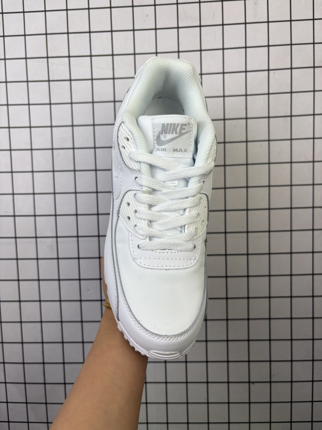 💰120 NIKE耐克运动鞋 Air max 90 健身运动跑鞋休闲鞋 复古风十足!Air Max 90 作为 Nike 旗下最经典的鞋型之一,凭借着百搭的造型,获得众多鞋迷们的喜爱。鞋面采用皮革、网眼布和麂皮材质打造,带来不俗质感的同时还有一定的透气性。最后开窗式 Air Max 气垫收尾,完善整双鞋设计。nike air max 90类鞋子 鞋后跟较高,减震效果出奇的好(鞋跟处有气垫)由于后跟高于前跟,便于跑步。鞋底采用华夫格橡胶底,抓地力确实强悍。气垫的吸震效果极佳,响应也很棒,再加上非常耐用。Nikeairmax90的鞋可以用来跑步,原本就是复古跑步鞋。运动时也耐穿的,这款鞋子够结实。 货号:FN8005 编码704 Size:36~45