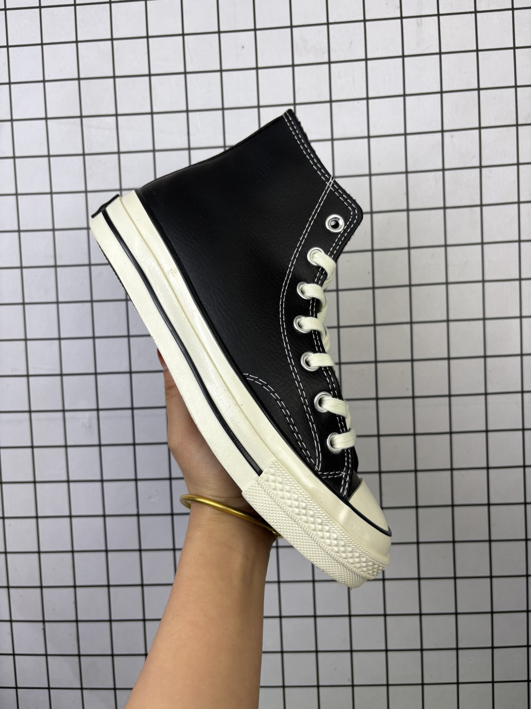 💰110 
匡威1970S经典复古黑色高帮加绒皮‼️ 
CONVERSE匡威秋冬新款1970s经典黑色荔枝纹牛皮革加绒黑白皮面男女高帮复古休闲鞋A13863C
货号：黑色A13863C
编码648
35-44