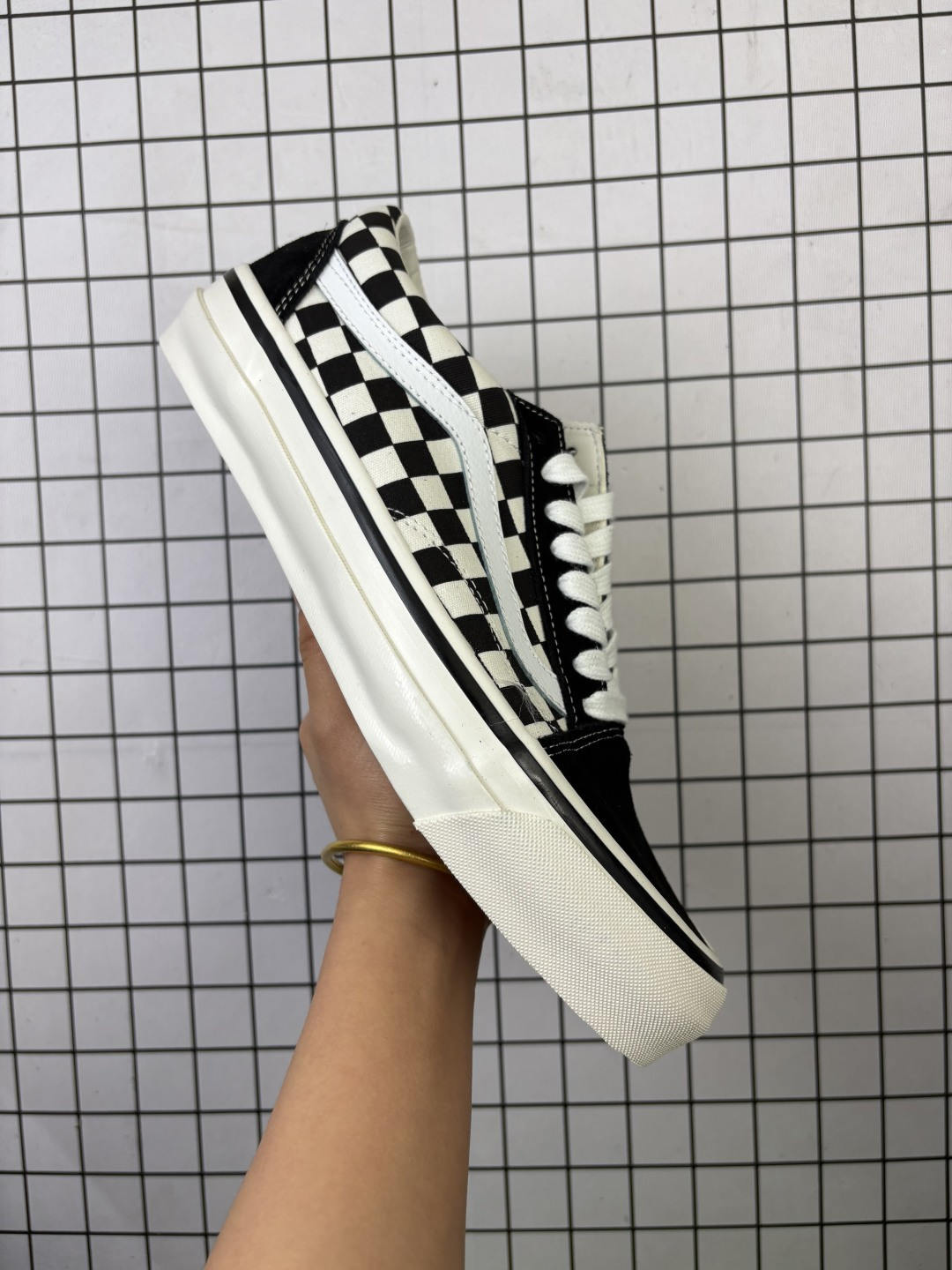 💰120 
【VANS高阶小头黑，复古王者归来！】
Premium Old Skool 36小头黑白板鞋 真的很OG！✨
   万斯 VANS范斯高阶Premium Old Skool style36小头经典黑白休闲板鞋VN000E8VBPT
🔥OG元祖鞋型复刻 经典黑白条纹永不过时
👟加宽鞋楦设计 适合脚不挤脚
💫升级加厚记忆棉鞋垫 踩屎感直接拉满
🛹缓震硫化底 滑板暴走都不累
📚配牛仔裤复古 搭工装裤街头范十足
货号：VN000E8VB
 Size:35～44
编码648