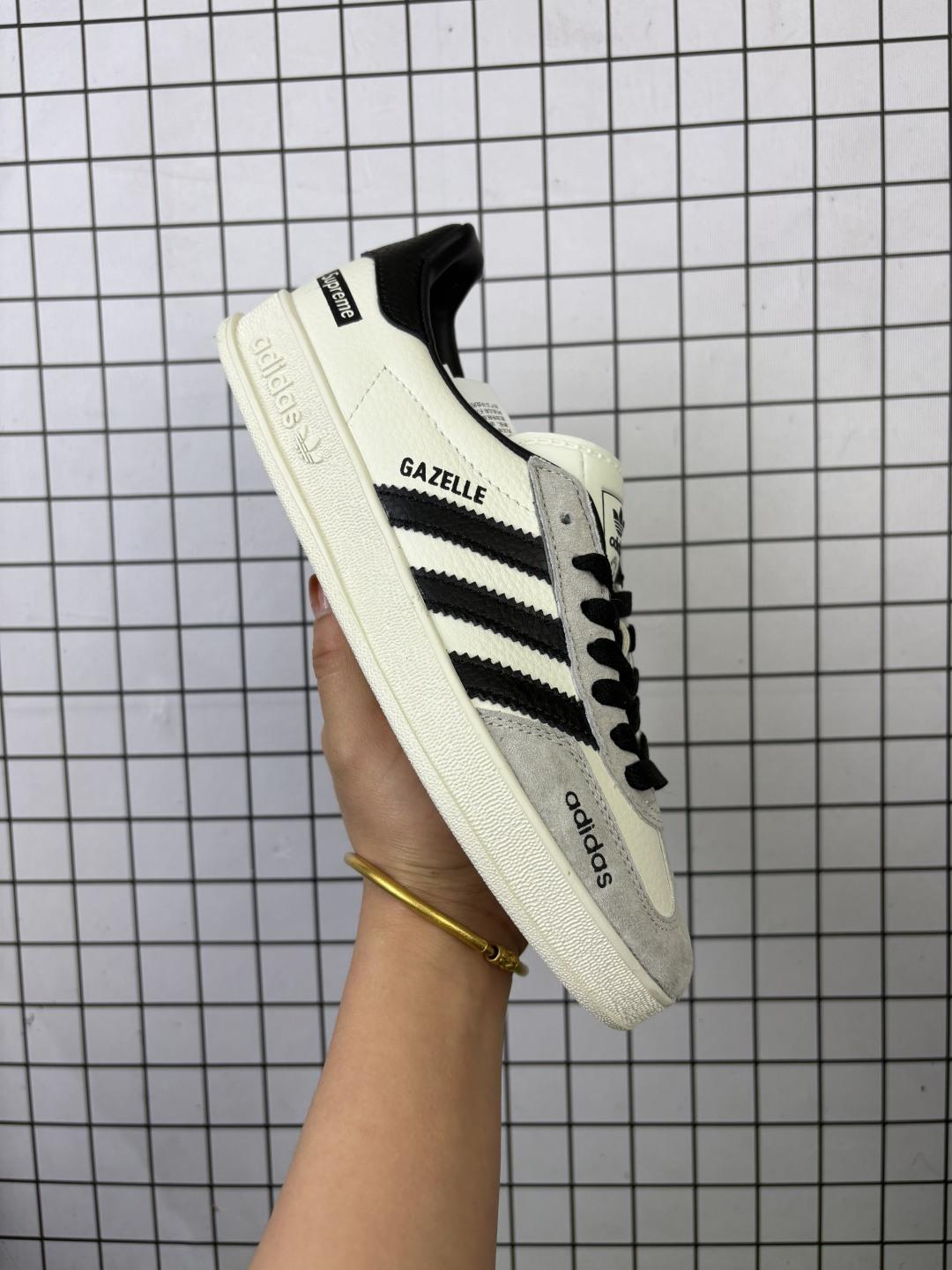 Supreme 联名款 防滑 耐磨 低帮 板鞋 男女同款 简约大方的造型设计,给人以随性休闲的时尚格调,穿着舒适轻便,运动灵活自如,满足日常个性穿搭. 原底原料 开模打造 高精密准度 匹配原版98%以上 反口里弧度正确 原厂鞋垫 背胶 后跟电绣针数 与正品一致 原厂皮料 原厂车缝线 质感无敌 皮料切割干净 无任何毛边 清洁度细节完美 货号:DD6612 编码元