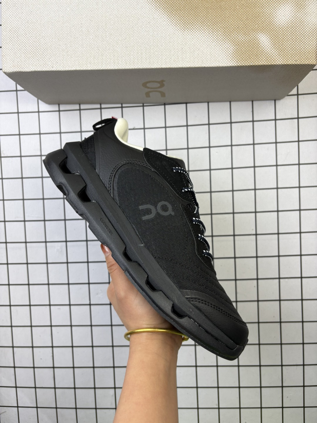 🈴💰130
 ✅Cloudsurfer 2 全新综合体能训练运动鞋Cloud X 舒适乐趣跑，缓震、轻量
On昂跑上演中底“变形计” ，打破传统格局缔造柔软脚感。
On昂跑对于值友来说已经是个相对熟悉的品牌了，旗下的经典款Cloud X兼具稳健敏捷、功能多面，轻量脚感和灵活反馈等优点，是健身爱好者最喜欢的鞋履产品之一。2022年首发的超厚底怪兽跑鞋Cloudmonster，加载最大的Cloudtec模块，柔软的缓震和强力的回弹体验，也让他一战成名，进入大体重运动爱好者和与大众跑者的入门跑鞋心选名单。
货号：3MF30840992
尺码：36 37 38 39 40 41 42 43 44 45 
编码770