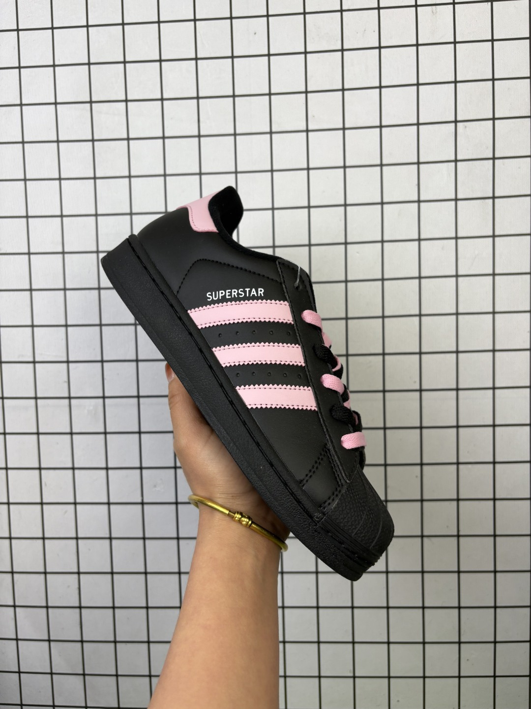 阿迪达斯 adidas originals Superstar 2 甜美可爱 清新 防滑耐磨 低帮 板鞋 ▪️Superstar系列以贝壳头设计著称,这一标志性元素使其在众多鞋款中脱颖而出.贝壳头不仅具有防撞和保护脚尖的作用,还成为了时尚界的经典符号.作为阿迪达斯经典系列的一部分,Superstar鞋侧常常饰有三叶草标志,彰显品牌身份与品质保证.鞋面采用优质皮革,质感高级且耐磨耐穿.柔软橡胶底则提供了良好的缓震效果和抓地力.Superstar板鞋以其舒适的穿着体验而著称.柔软橡胶底和合理的内部空间设计,使得长时间穿着也不会感到疲劳.简约复古的鞋型搭配贝壳头设计,使得Superstar成为一款百搭鞋款.无论是搭配牛仔裤、休闲裤还是裙子,都能轻松驾驭各种风格.采用优质材质和精湛工艺打造,Superstar板鞋具有出色的耐用性和耐磨性,能够陪伴消费者度过漫长的时光.自诞生以来,Superstar逐渐成为街头潮流文化的代表之一.众多潮人、明星和设计师都钟爱这款鞋款,纷纷将其纳入自己的穿搭中. ▪️ 半 ▪️货号:JI0079 编码凡K