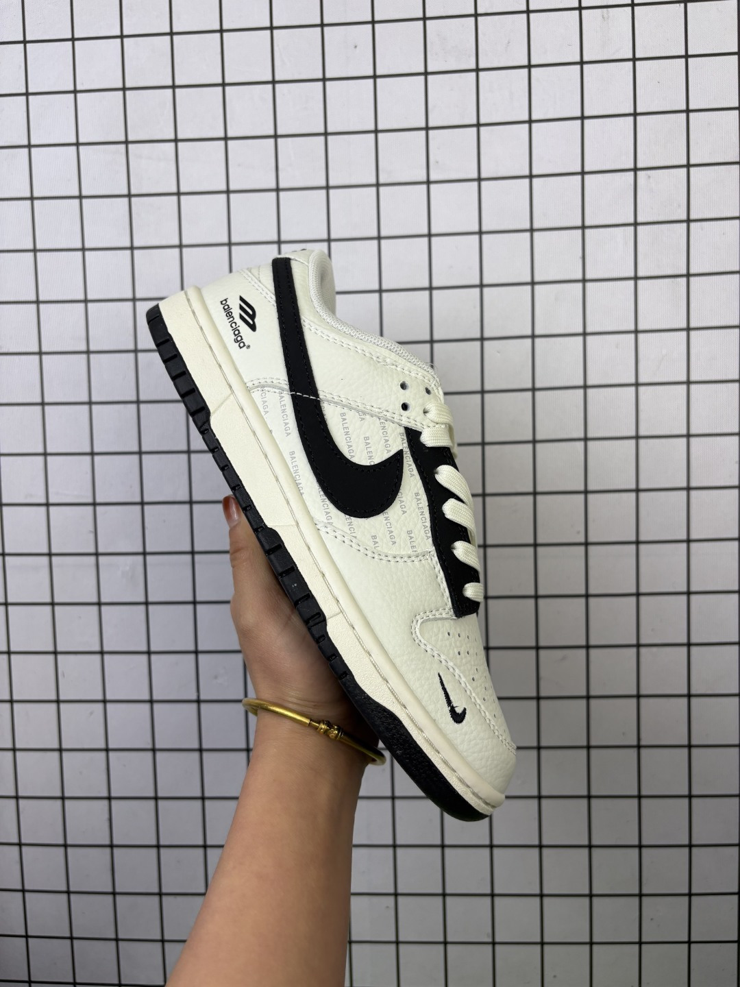 💰100
Nike/耐克 男女鞋真标半码制，全新2021版更新数据窄楦翘头版型，采用硬质牛剖革组合GG提花帆布鞋面材质，大厂水平严控清洁度，缜密拉帮中底布，鞋垫嵌EVA缓震物料及背胶，全新窄版翘头耐磨橡胶大底❗️创意定制配色Nike SB Dunk Low"Esquisite Gucci"扣篮系列低帮休闲运动滑板板鞋 

类型：男女鞋
码数：36 36.5 37.5 38 38.5 39 40 40.5 41 42 42.5 43 44 45
编码：清F