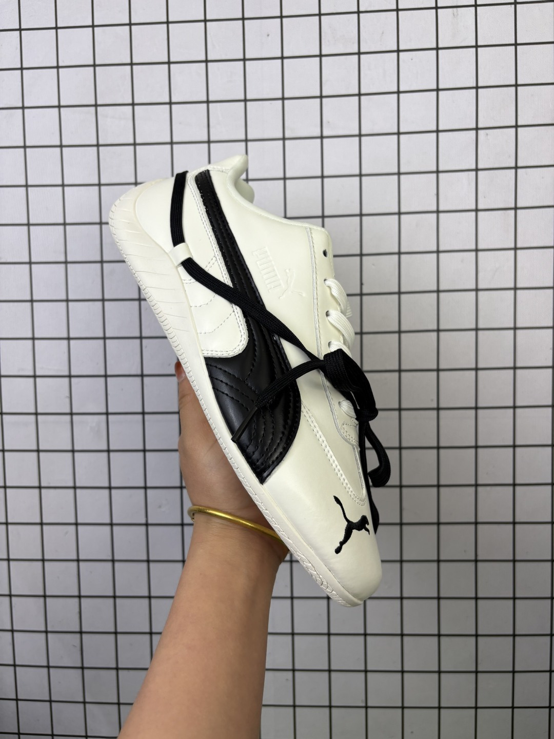 💰100 
头层皮  Rose x Puma 彪马 Speedcat 联名款低帮休闲鞋  市面首发品质 原装档案原数据纸版楦型  二次成型'猛帮'成型工艺制作  货号：404390 01 尺码：36-45 
编码688
立即抢购👉