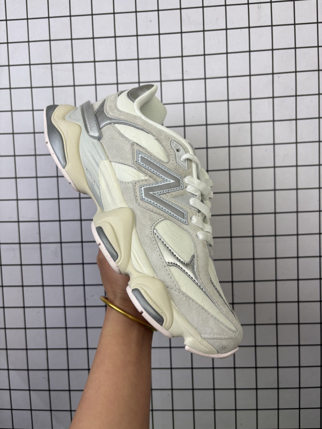 【公司级】NB 新百伦 New Balance NB9060小象蹄男女款9060舒适百搭老爹鞋.全新 9060 款式将经典风格与现代设计融合到日常多功能性中. 9060 重新诠释了源自经典 99X 型号的熟悉元素,其灵感来自于 Y2K 时代的未来主义和美学. 鞋面在990 的基础中进行了扩展和使用,以提供可见的运动感,中底采用 ABZORB 和 SBS 熟悉的缓震平台以提供舒适感. 类型:男女鞋 货号:U9060DCG 含半码 编码688
