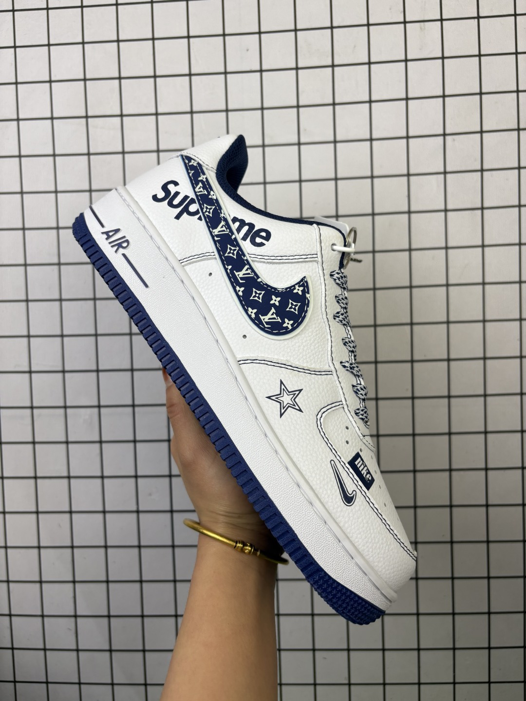 💰230
Nike/耐克 男女鞋真标半码制,原楦原纸版开发版型,采用软质荔枝纹牛剖革鞋面材质鞋面,内置全掌Air Sole气垫❗美国元祖街头潮牌-斯图西Stussy x Nike Air Force 1´07 Low"Stussy"空军一号经典低帮百搭休闲运动板鞋“
类型:男女鞋
码数:36 36.5 37.5 38 38.5 39 40 40.5 41 42 42.5 43 44 45