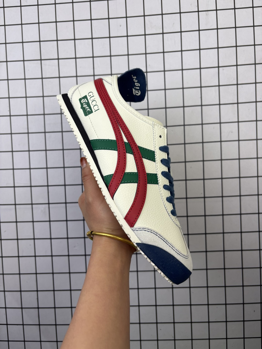 💰150
亚瑟士 Onitsuka Tiger Mexico 66 Slip On 牛皮革亚瑟士鬼冢虎复古时尚舒适透气 耐磨防滑 休闲运动跑步鞋  虎底采用磨耐防橡滑胶底大富有弹性，缓减冲震休闲运动鞋 货号：DL408 143

码数：36 37 37.5 38 39 39.5 40.5 41.5 42 42.5 43.5 44 44.5 45
编码577