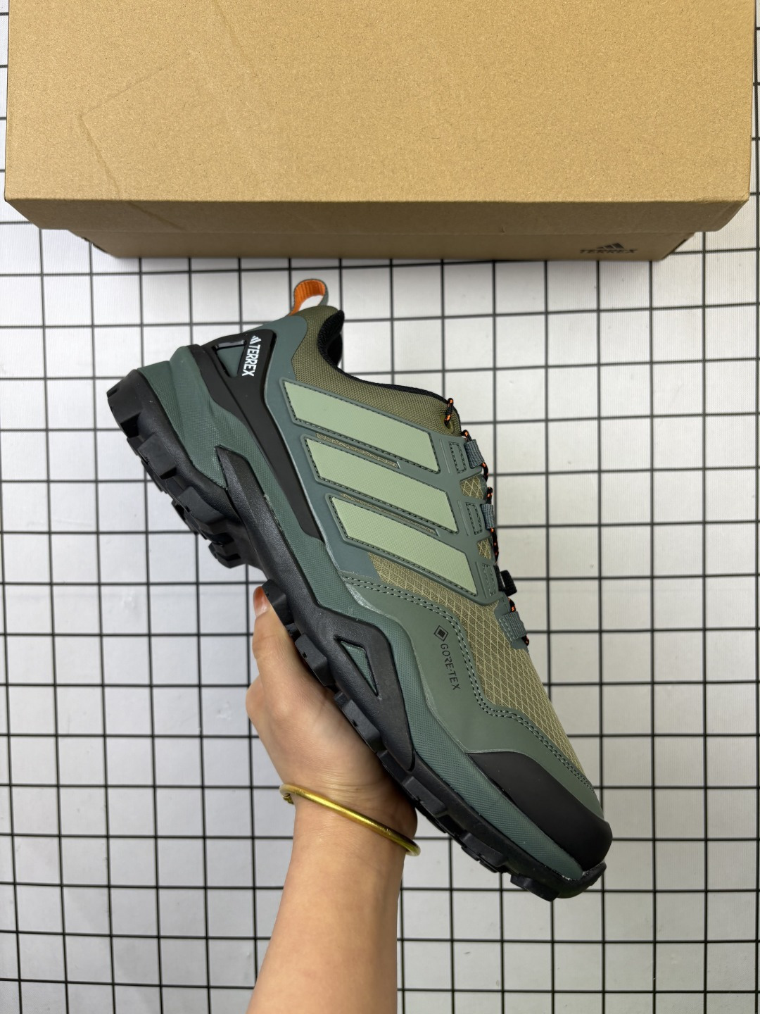 🈴💰170
Adidas/阿迪达斯 💯男鞋，双层EVA高弹中底2020Fw阿迪达斯Adidas Acme Sports TERREX户外体育越野老爹风休闲运动慢跑鞋 HQ4889

类型：男鞋
码数：40 41 42 43 44 45
编码：699