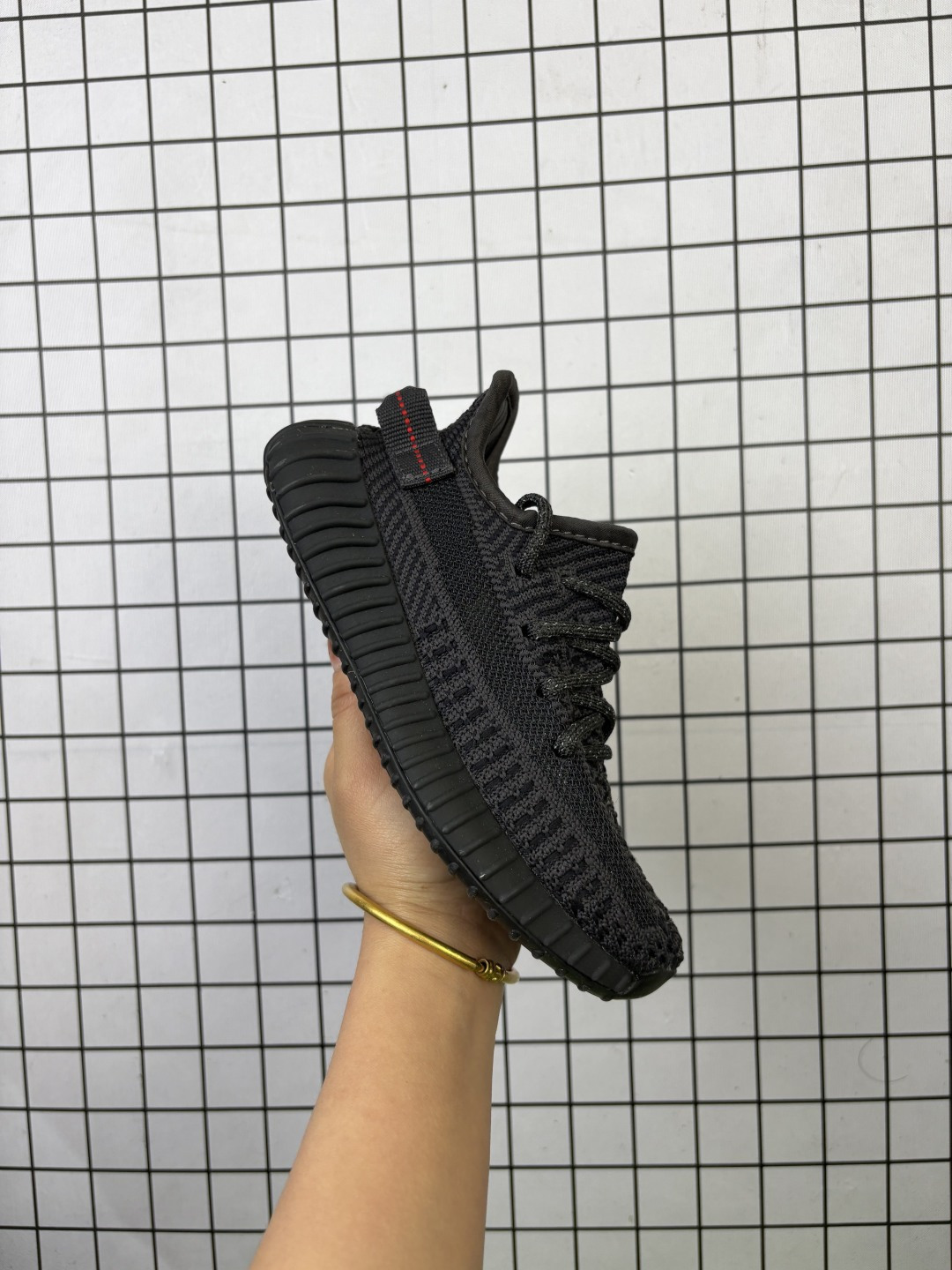【童鞋】Adidas 阿迪达斯 Yeezy Boost 350 V2 椰子 巴斯夫 爆米花 休闲透气缓震舒适 儿童运动鞋 百搭轻便中底慢跑鞋 椰子鞋经典运动鞋中性跑鞋,是Adidas Yeezy 350 Boost 的 V2 升级版,搭载Primeknit编织鞋面,穿着舒适贴合.采用系带的开合方式,可自由调节松紧度.搭配Boost中底,具有减震、柔弹的特点.橡胶外底带有清晰的纹路,可以提升抓地力,同时起到防滑的作用.简单随性之中展现活泼灵动,更带有狂野的潮流气息.透明外底纹路也由纯粹的横向纹理变成了横竖交织的网格状.而在全球范围都一鞋难求得场面,也证明了这双adidas Yeezy 350 Boost v2的人气,也让Yeezy 350 Boost V2 成为了刷爆球鞋圈的明星级鞋款. 货号: KH5053 编码:758