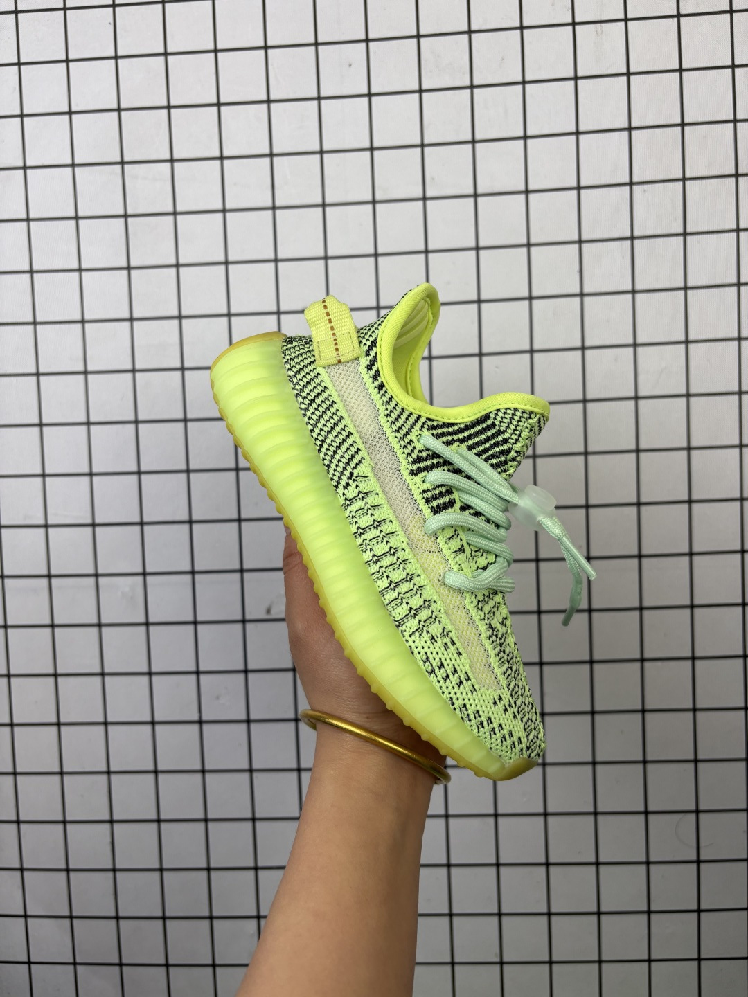 【童鞋】Adidas 阿迪达斯 Yeezy Boost 350 V2 椰子 巴斯夫 爆米花 休闲透气缓震舒适 儿童运动鞋 百搭轻便中底慢跑鞋 椰子鞋经典运动鞋中性跑鞋,是Adidas Yeezy 350 Boost 的 V2 升级版,搭载Primeknit编织鞋面,穿着舒适贴合.采用系带的开合方式,可自由调节松紧度.搭配Boost中底,具有减震、柔弹的特点.橡胶外底带有清晰的纹路,可以提升抓地力,同时起到防滑的作用.简单随性之中展现活泼灵动,更带有狂野的潮流气息.透明外底纹路也由纯粹的横向纹理变成了横竖交织的网格状.而在全球范围都一鞋难求得场面,也证明了这双adidas Yeezy 350 Boost v2的人气,也让Yeezy 350 Boost V2 成为了刷爆球鞋圈的明星级鞋款. 货号: KH5053 编码:758