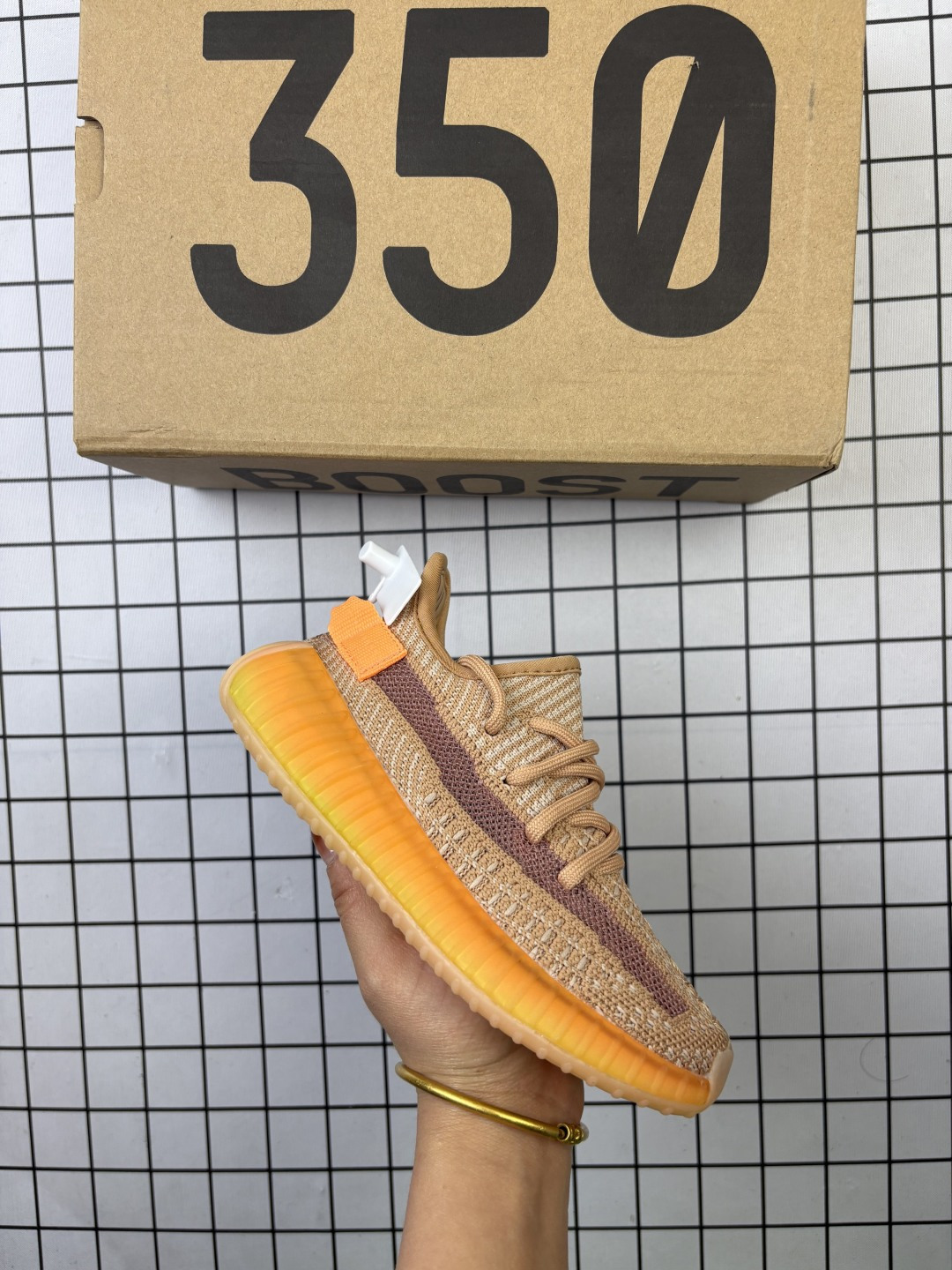 【童鞋】Adidas 阿迪达斯 Yeezy Boost 350 V2 椰子 巴斯夫 爆米花 休闲透气缓震舒适 儿童运动鞋 百搭轻便中底慢跑鞋 椰子鞋经典运动鞋中性跑鞋,是Adidas Yeezy 350 Boost 的 V2 升级版,搭载Primeknit编织鞋面,穿着舒适贴合.采用系带的开合方式,可自由调节松紧度.搭配Boost中底,具有减震、柔弹的特点.橡胶外底带有清晰的纹路,可以提升抓地力,同时起到防滑的作用.简单随性之中展现活泼灵动,更带有狂野的潮流气息.透明外底纹路也由纯粹的横向纹理变成了横竖交织的网格状.而在全球范围都一鞋难求得场面,也证明了这双adidas Yeezy 350 Boost v2的人气,也让Yeezy 350 Boost V2 成为了刷爆球鞋圈的明星级鞋款. 货号: KH5053 编码:758