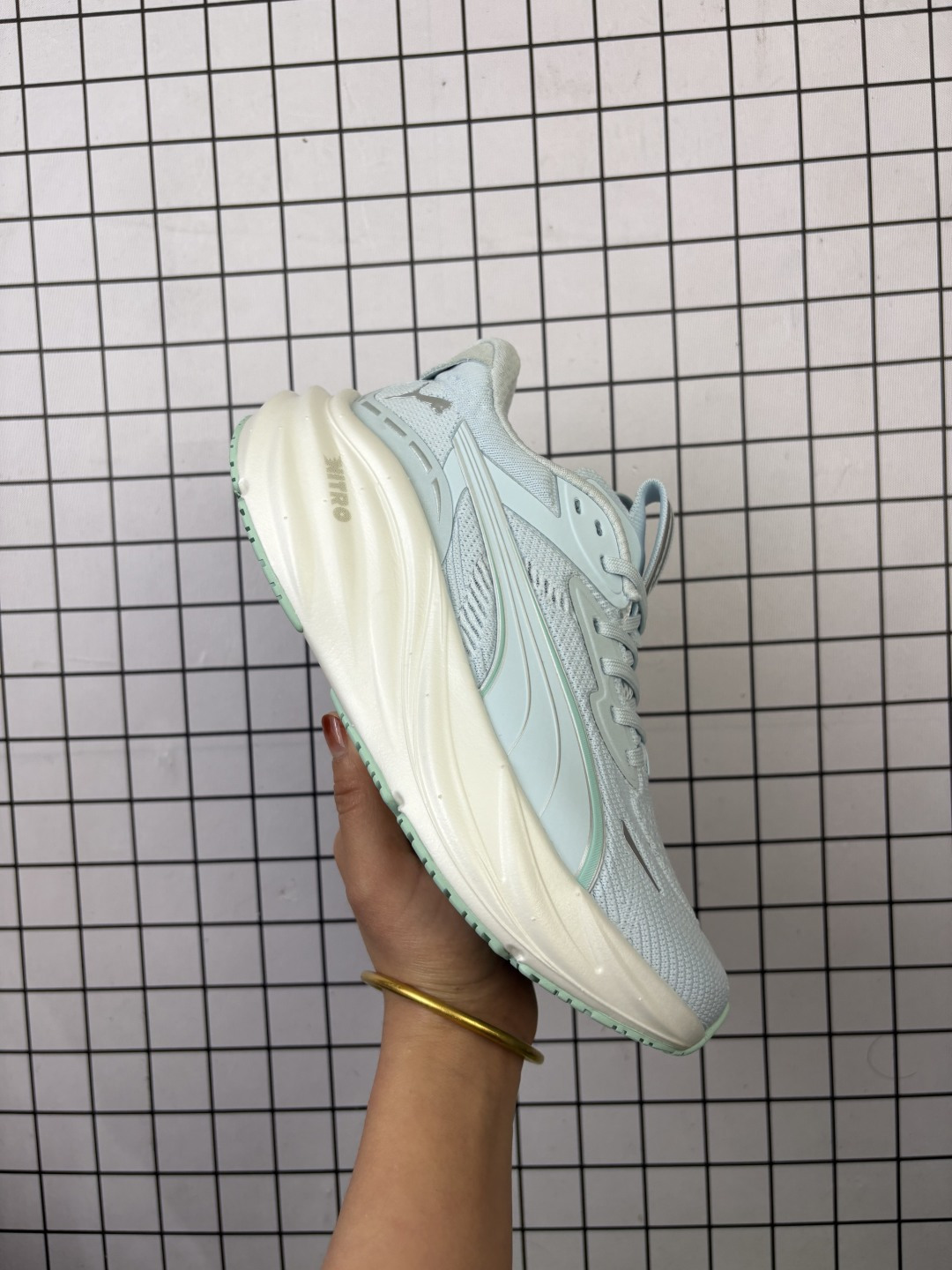 PUMA Magnify NITRO 3 彪马 缓震训练跑鞋透气 舒适防滑耐磨 低帮 休闲跑步鞋 大底采用的是PUMA的大底PUMAGRIP 在任何条件下都能提供出色的控制力和抓地力 工程网眼的鞋面 舒适贴脚 鞋面上部使用大网眼设计增加透气性 半角撑鞋舌并使用小面积的泡棉 除了鞋舌上的泡棉之外 鞋跟和脚踝周围也有相当多的泡棉 这提高了鞋子的舒适性 锁定性和脚跟的安全性 货号:311047 04 编码老男H