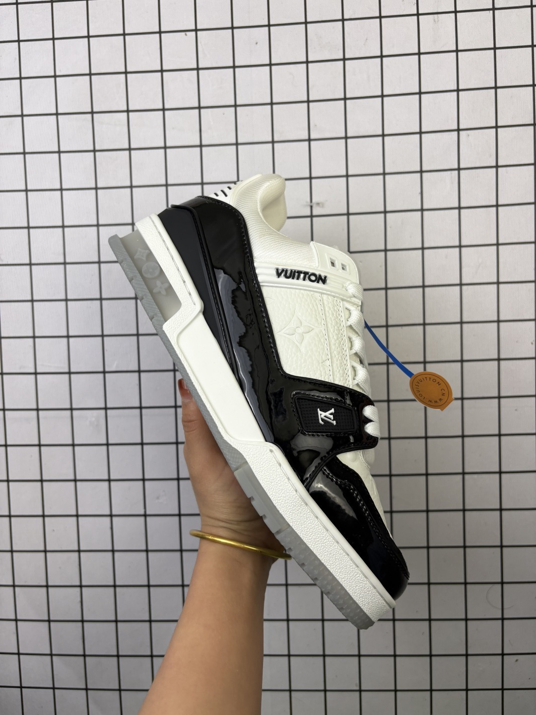 Louis Vuitton/LV TRAIL SNEAKER广东原产,采用皮革鞋面材质 内里全小羊皮打造及去味海玻璃脚垫,外置耐磨橡胶大底❗全新LV路易威登Louis Vuitton Remarque Low经典低帮系带休闲运动百搭板鞋 类型:男女鞋 编码啊童M