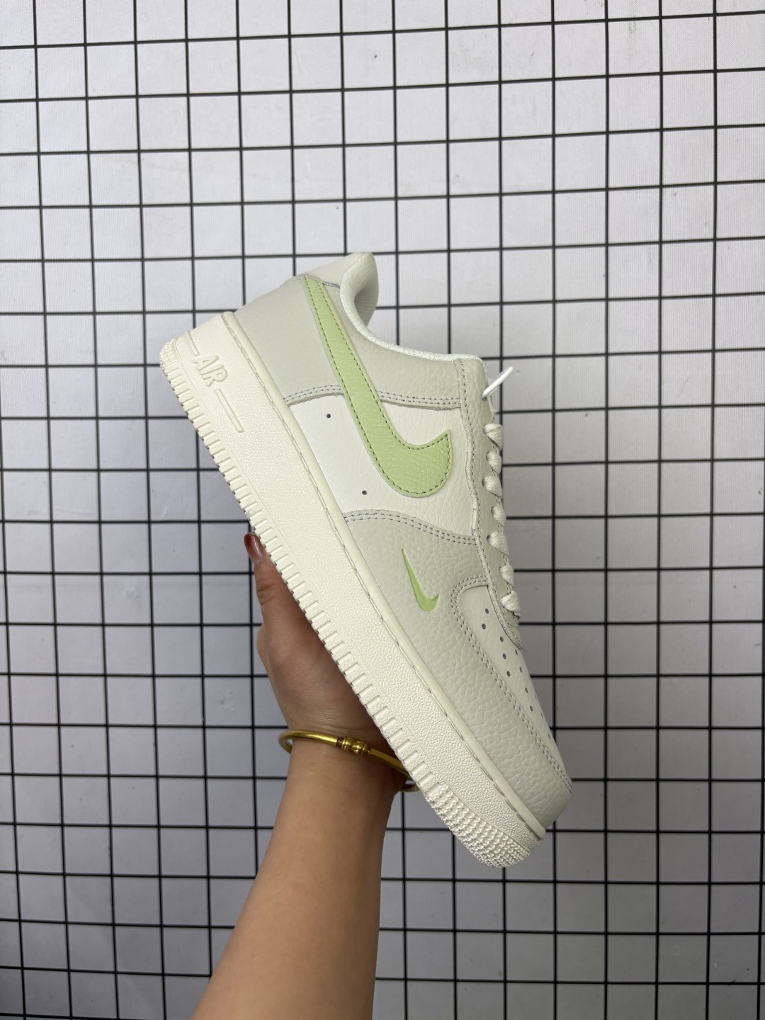 🈴💰100
Nike/耐克 男女鞋半码制，采用硬质荔枝纹牛剖革鞋面材质，内置全掌Air Sole气垫❗官方新色，耐克Nike Air Force 1’07 Low"Olive Aura"空军一号系列经典低帮百搭休闲运动板鞋“皮革浅灰白橄榄黄钩子 IB3881-001

类型：男女鞋
码数：36 36.5 37.5 38 38.5 39 40 40.5 41 42 42.5 43 44 45
编码093