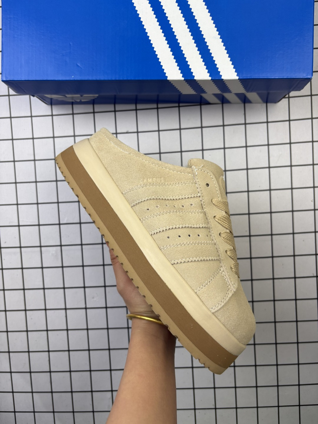 Top版 阿迪达斯三叶草 CAMPUS厚底拖鞋#鞋款以经典复古鞋型 Campus 为蓝本打造全新面包鞋,鞋身采用绒面皮料搭配常规皮革,质感上还是延续了经典 Campus 的设计.鞋舌填充更加饱满,让鞋款整体看起来更加圆润,鞋舌还加入了与以往 Campus 不同的全新三叶草 Logo,令造型更具千禧气息. XY“翻毛咖啡加绒半拖”JR3731 2⁄3 371⁄3 38 382⁄3 391⁄3 40 402⁄3 411⁄3 42 422⁄3 431⁄3 44 45 编码698