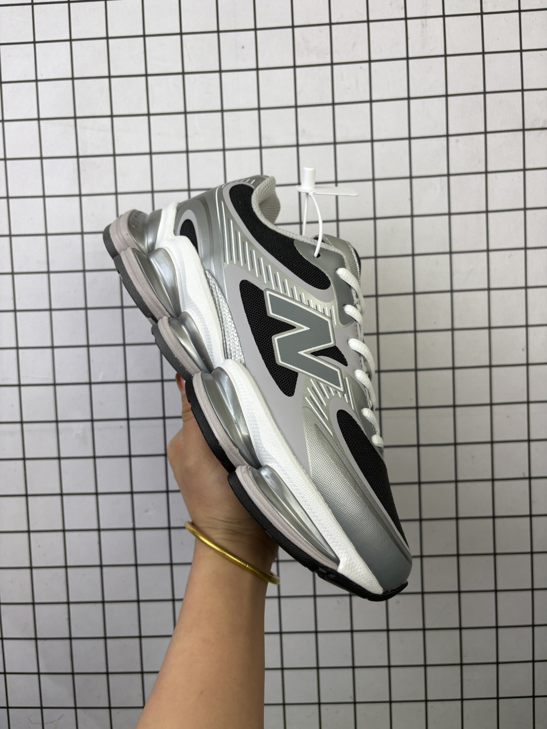 New Balance 2000 NB2000 新百伦2000 纽巴伦2000 低帮 纯白色 男女同款 舒适百搭防滑耐磨低邦休闲跑步鞋 以其独特的设计和出色的舒适度备受青睐;这款鞋子采用轻盈透气的网面材质,确保双脚在穿着时保持干爽;鞋身搭配简约的线条设计,既时尚又不失低调;鞋面线条设计精巧,层次感十足,既融入了现代时尚元素,又保留了经典韵味.细节方面,鞋舌和鞋侧均印有New Balance的经典Logos,彰显品牌魅力.极具视觉冲击力的5根ABZORBL缓震科技更是一大亮点,以及无缝鞋面的设计,加上3M反光材质的装饰,能够高效吸收行走时产生的冲击力,即便长时间穿着也能保持舒适,真正做到了将时尚与功能性完美融合. 货号:U20002T8 编码:719