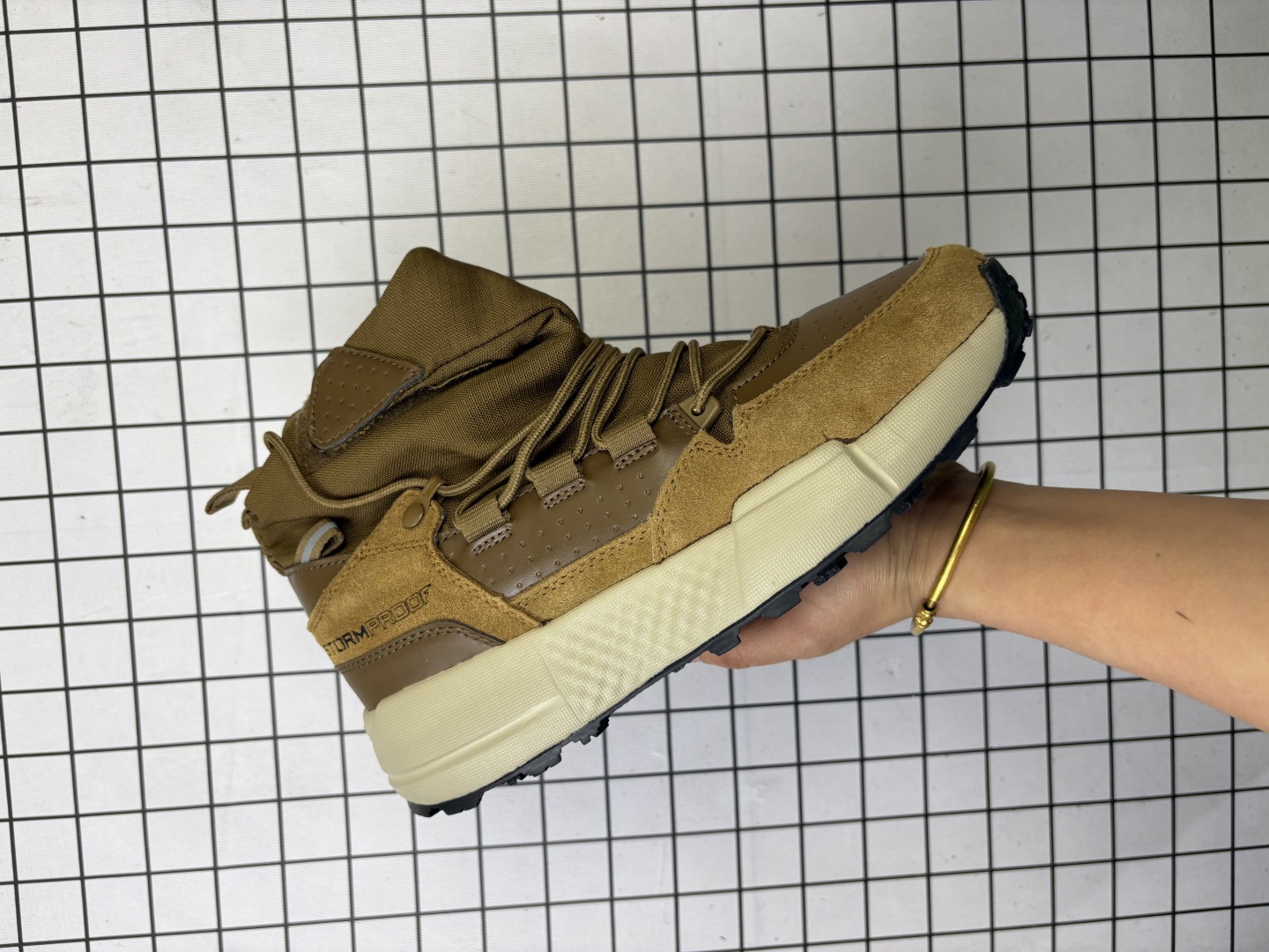 💰150 公司级✅Under Armour UA Loadout Trek 安德玛 保暖防滑 户外越野防水功能鞋 鞋款利用机能 户外 复古元素将都市型格与户外机能无缝结合 既能自由穿梭于城市的钢筋水泥之间 也能轻松演绎山系潮流搭配 全粒面皮革结合模压鞋口 提升持久耐穿度 直至鞋头的鞋带设计 舒适灵活的调节 货号:3027681-200 尺码:40-45 编码:698