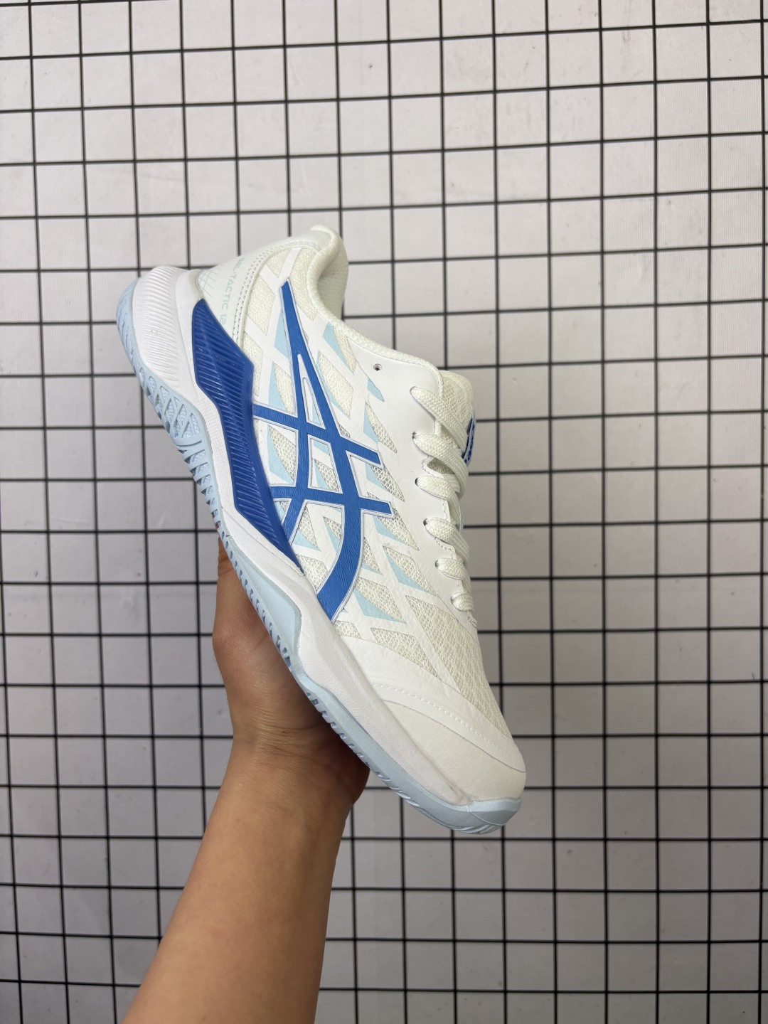 💰140
亚瑟士Asics GEL-TACTIC 12亚瑟士联名款复古机能跑鞋 鞋身设计选用优质材料制成鞋面 为其增添舒适脚感 中底采用了更为柔软的材料 脚感舒适 橡胶鞋底上带有防滑纹路设计 提升耐磨性与防滑性 带有亮丽外观设计与出众脚感的GEL-1090于2020年再度回归 设计延续21世纪初跑鞋特有的未来感和前卫造型 
尺码： 36 37 37.5 38 39 39.5 40 40.5 41.5 42 42.5 43.5 44 45
编码：766